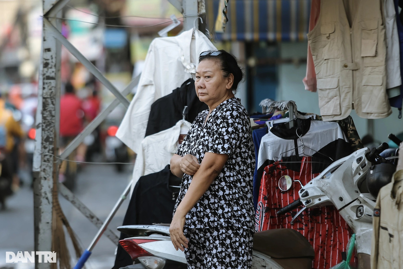 "Ở đây ngày nào cũng kẹt xe từ sáng đến tối, nhiều người còn chạy xe lên vỉa hè. Có hôm, người ta đạp văng cả sào áo quần của cửa hàng tôi. Ở đây có quá nhiều bất tiện nên tôi đang tính sẽ chuyển cửa hàng sang nơi khác", bà Tư (70 tuổi) chủ một cửa hàng áo quần trên đường Trường Chinh (quận Tân Bình) chia sẻ.