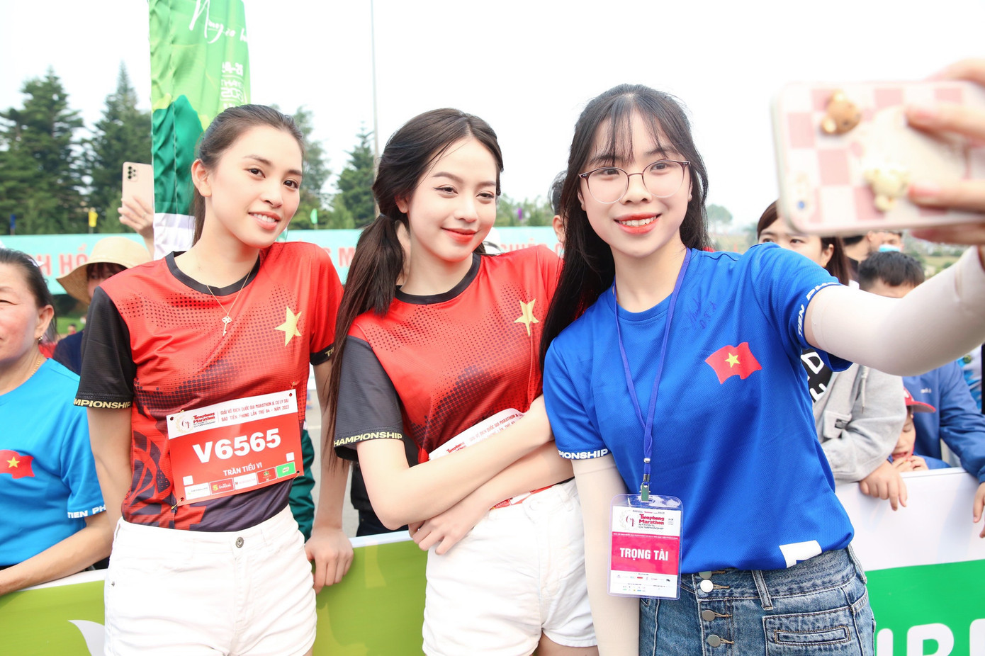 Các người đẹp hào hứng với tấm huy chương kỷ niệm sau khi tham gia chạy đồng hành cùng Tiền Phong Marathon 2023. Với sự góp mặt của mình, các người đẹp hy vọng sẽ lan toả tinh thần thể thao tới giới trẻ.