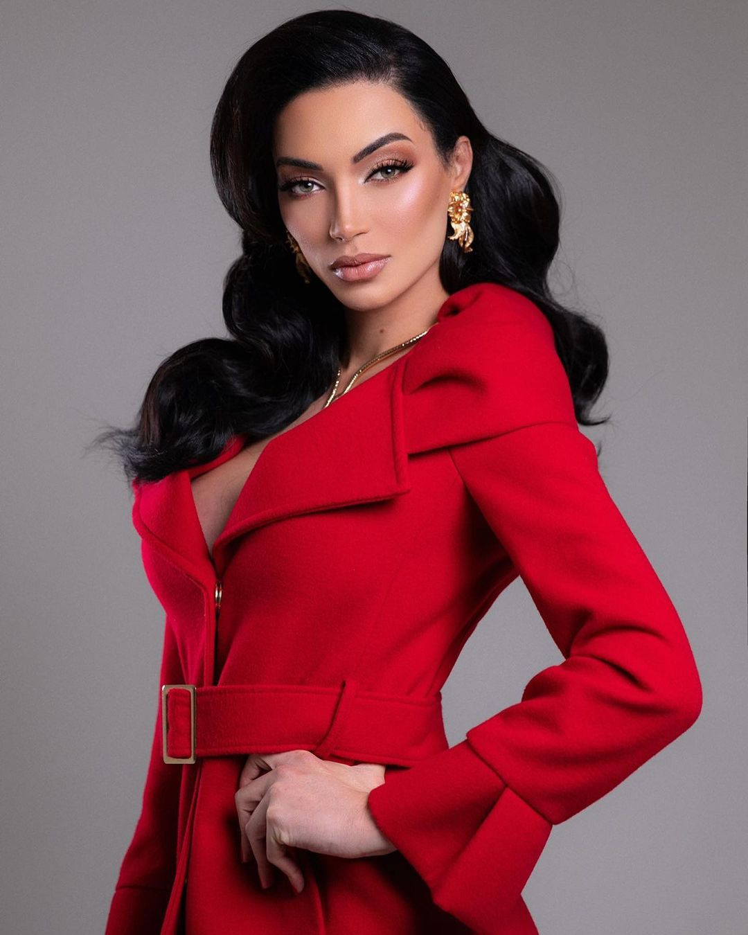 Người đẹp Brazil có tuổi thơ bất hạnh và khó khăn. Cô bị bắt nạt, kỳ thị và phải chuyển trường ba lần. Năm 13 tuổi, cô giấu gia đình, bắt đầu dùng thuốc để chuyển giới.