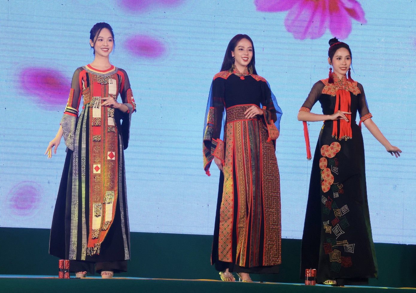 Tối 25/3, dàn hoa hậu, á hậu, người đẹp cùng tham dự chương trình giao lưu nghệ thuật chào mừng giải Vô địch Quốc gia Marathon và cự ly dài báo Tiền Phong lần thứ 64 - năm 2023 (Tiền Phong Marathon 2023), diễn ra tại Quảng trường Nhân dân. Các người đẹp đã có màn trình diễn trang phục áo dài họa tiết thổ cẩm trên sân khấu. Top 3 Hoa hậu Việt Nam 2022: Hoa hậu Thanh Thủy, Á hậu 1 Trịnh Thùy Linh, Á hậu 2 Ngọc Hằng cùng xuất hiện trong phần mở đầu.