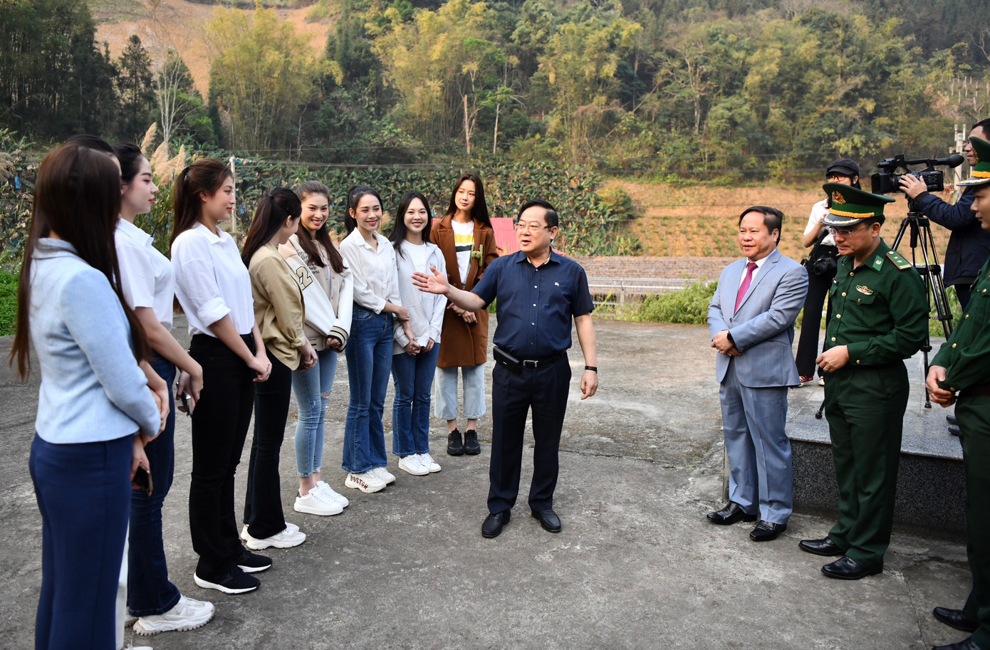 Tham dự chương trình có Phó Chủ tịch Thường trực UBND tỉnh Lai Châu - Tống Thanh Hải; Chỉ huy trưởng Bộ Chỉ huy Bộ đội Biên phòng tỉnh Lai Châu - Đại tá Triệu Quốc Nguậy; Phó Chủ tịch UBND huyện Phong Thổ - Mai Thị Hồng Sim. Về phía Ban tổ chức Tiền Phong Marathon 2023 có nhà báo Lê Xuân Sơn - Tổng Biên tập báo Tiền Phong, đồng Trưởng ban Tổ chức giải; nhà báo Vũ Tiến - Phó Tổng Biên tập báo Tiền Phong - Phó trưởng Ban tổ chức giải. Dự chương trình còn có HLV Bùi Lương - tượng đài điền kinh Việt Nam.