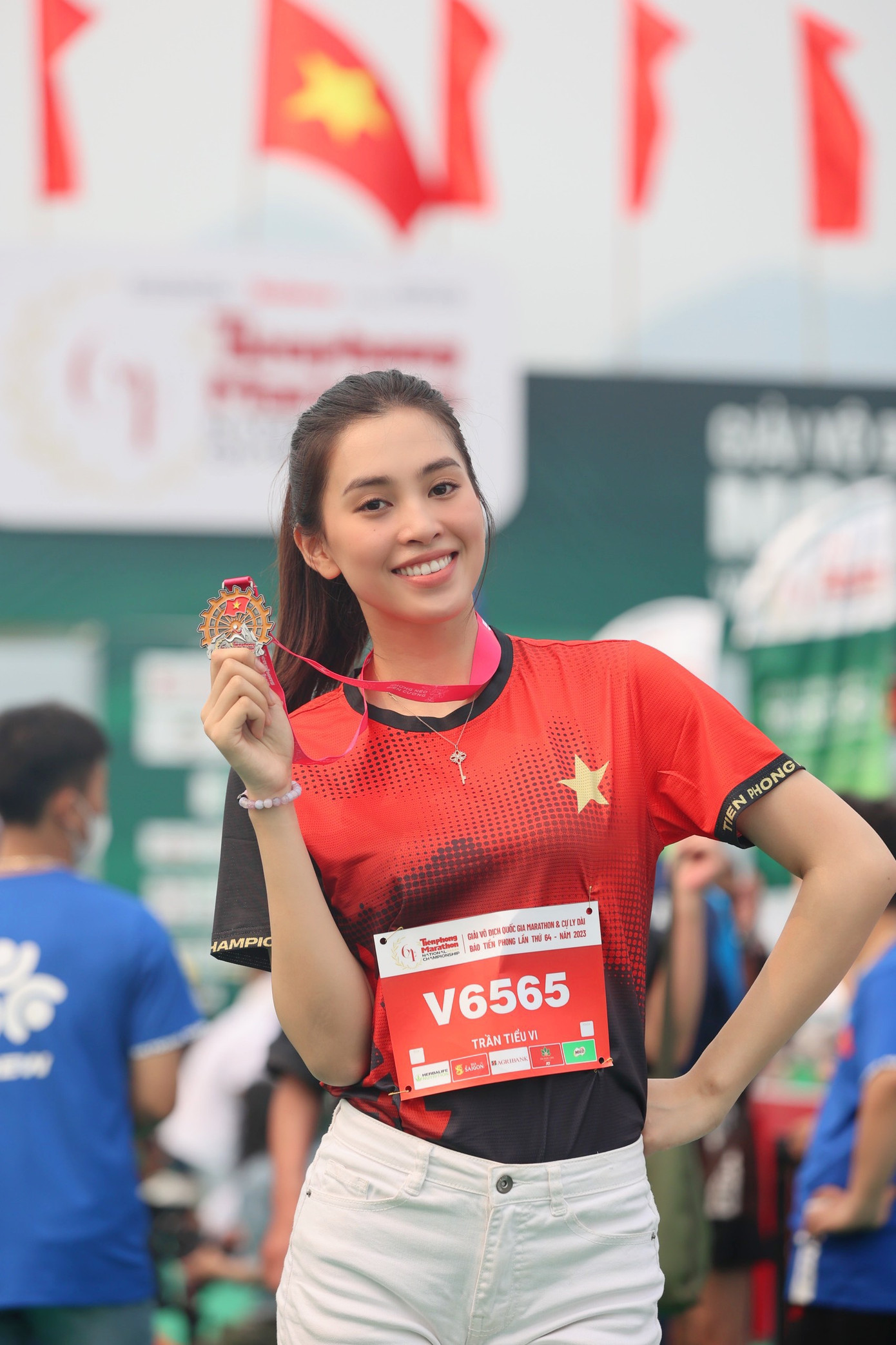 Hoa hậu Tiểu Vy khoe vẻ năng động, rạng rỡ với huy chương của Tiền Phong Marathon 2023.