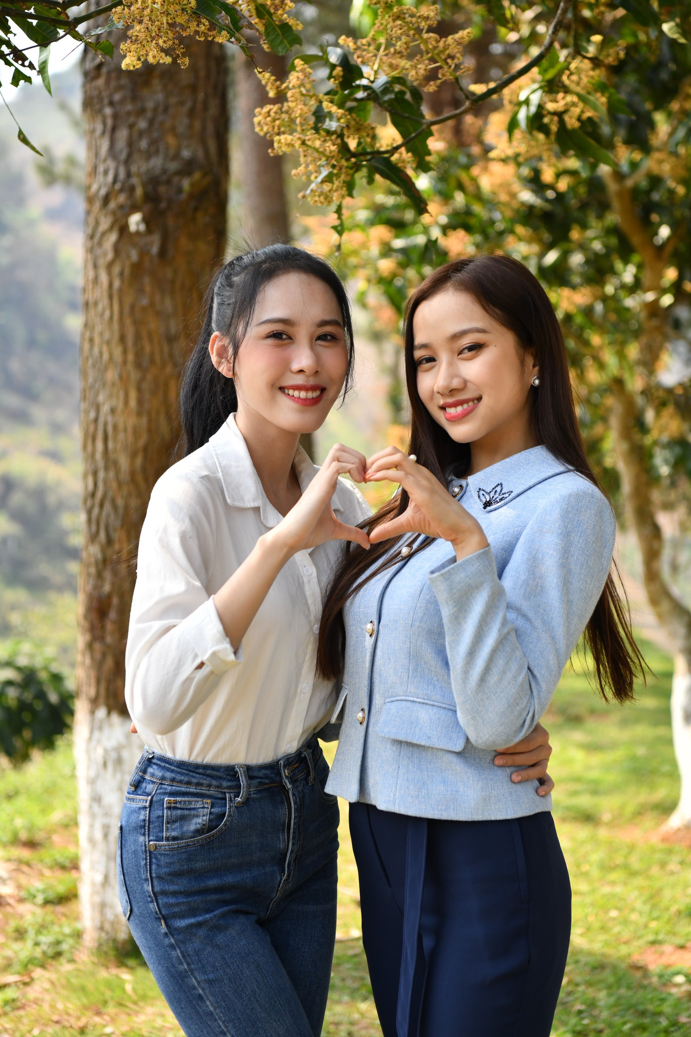 Á hậu Ngọc Hằng vui mừng hội ngộ người bạn thân thiết tại cuộc thi Hoa hậu Việt Nam 2022 là Người đẹp Nhân ái Ngọc Mai. Trước đó, Ngọc Mai có mặt từ sớm tại Lai Châu để chuẩn bị cho giải Tiền Phong Marathon 2023. Không chỉ là Đại sứ của Tiền Phong Marathon 2023, Nguyễn Ngọc Mai còn tham gia chạy cự ly 5km. Để sẵn sàng cho thử thách ở Lai Châu, Người đẹp Nhân ái, Top 5 Hoa hậu Việt Nam 2022 đã chinh phục thành công Tả Liên Sơn, đỉnh núi cao 2.996m của tỉnh Lai Châu.