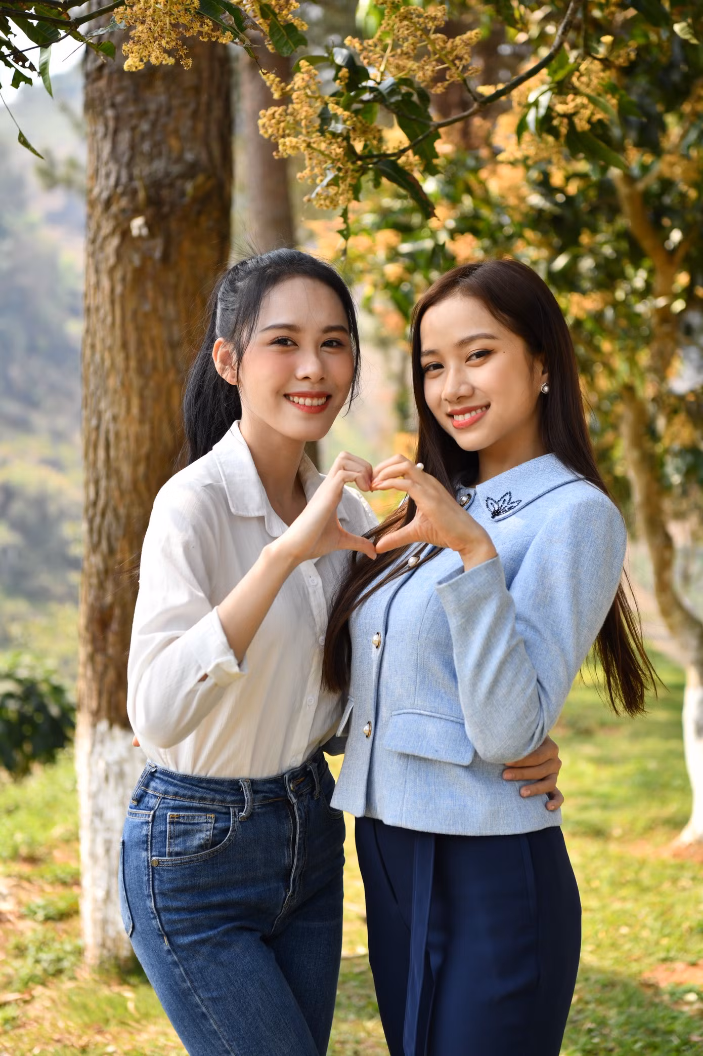 Á hậu Ngọc Hằng vui mừng hội ngộ người bạn thân thiết tại cuộc thi Hoa hậu Việt Nam 2022 là Người đẹp Nhân ái Ngọc Mai. Trước đó, Ngọc Mai có mặt từ sớm tại Lai Châu để chuẩn bị cho giải Tiền Phong Marathon 2023. Không chỉ là Đại sứ của Tiền Phong Marathon 2023, Nguyễn Ngọc Mai còn tham gia chạy cự ly 5km. Để sẵn sàng cho thử thách ở Lai Châu, Người đẹp Nhân ái, Top 5 Hoa hậu Việt Nam 2022 đã chinh phục thành công Tả Liên Sơn, đỉnh núi cao 2.996m của tỉnh Lai Châu.