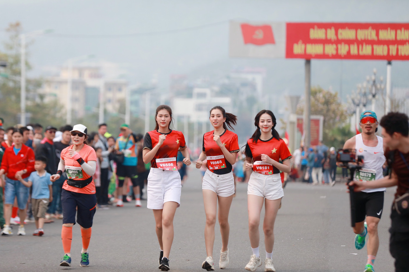 Các người đẹp đã dậy từ rất sớm để chuẩn bị tham dự lễ khai mạc và chạy đồng hành cùng giải năm nay.