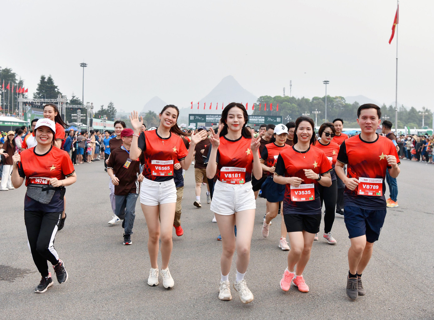 Sau khi dự lễ khai mạc, các người đẹp đã hoà mình vào hàng nghìn vận động viên, các khách mời trên đường chạy của giải năm nay.