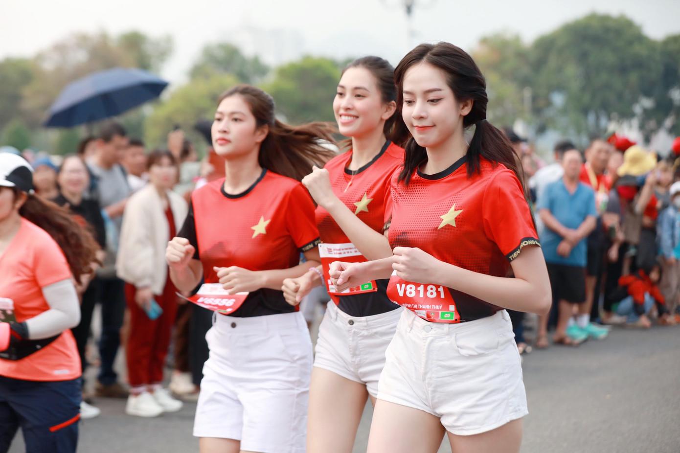Hoa hậu Thiên Ân, Tiểu Vy, Thanh Thuỷ đồng hành cùng nhau trên đường chạy.
