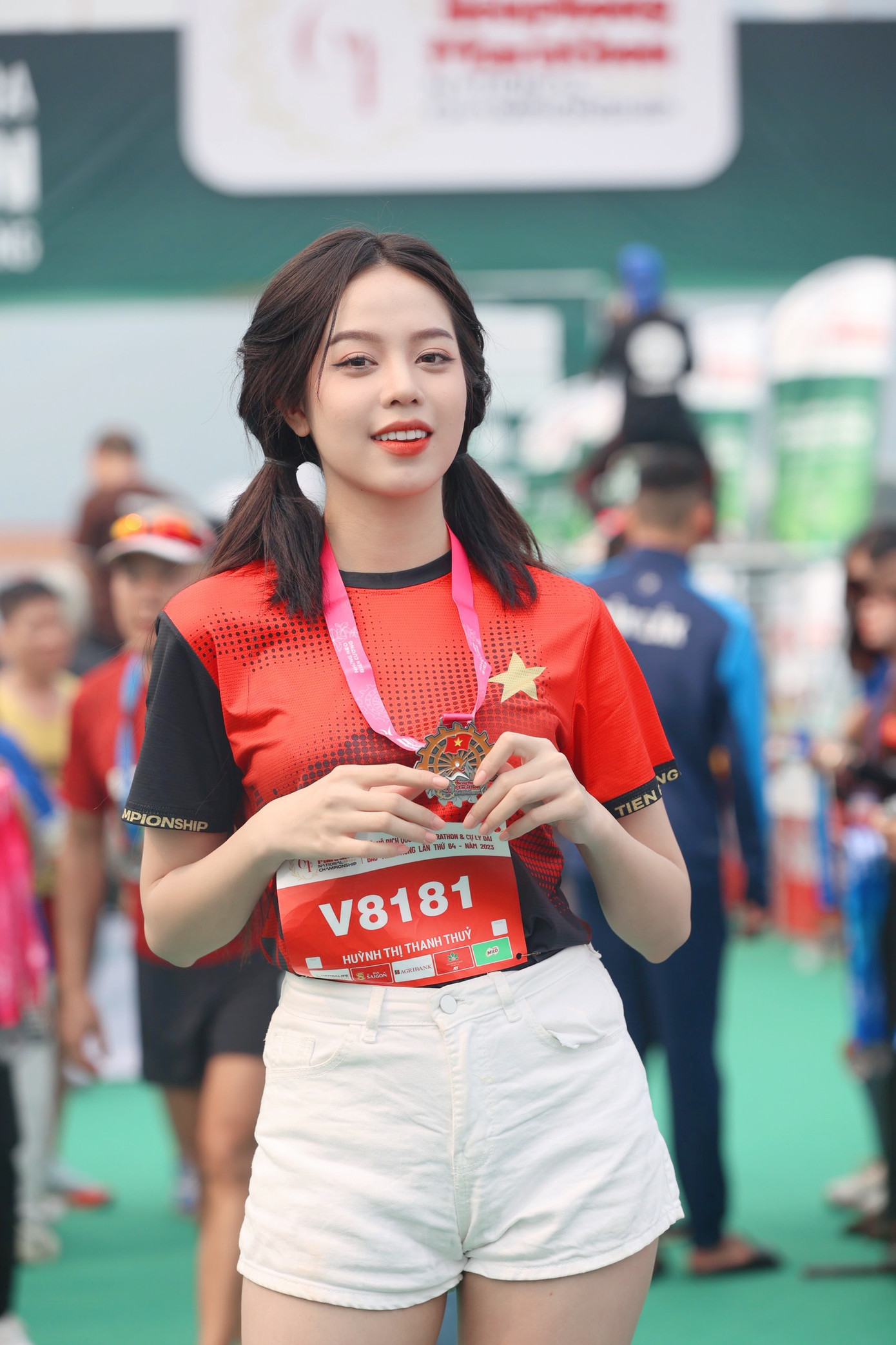 Hoa hậu Thanh Thuỷ hào hứng sau khi về đích. Cô ghi điểm với vẻ ngoài dịu dàng, trẻ trung.