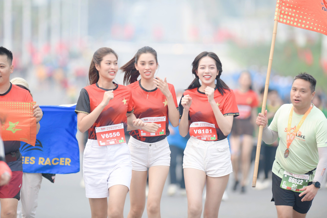 Để cổ vũ tinh thần thi đấu, tranh tài của hơn 4.000 vận động viên và hưởng ứng lễ phát động ngày chạy Olympic “Vì sức khoẻ toàn dân”, gần 1.500 người gồm các đại biểu khách mời, hoa hậu, người đẹp tham gia chạy đồng hành tại Tiền Phong Marathon 2023.