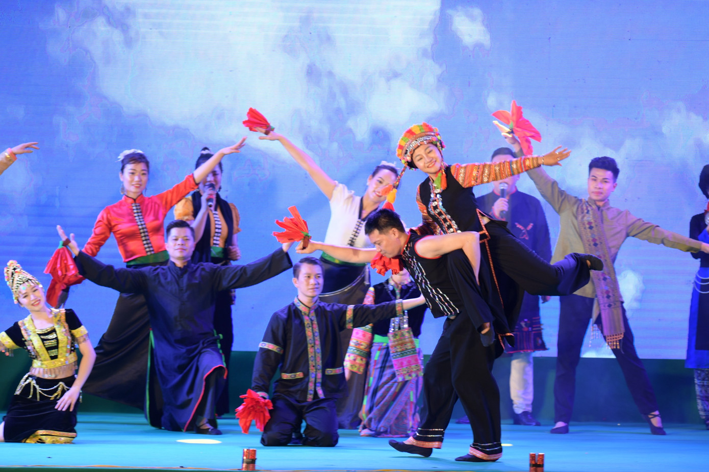 Gần 80 nghệ nhân, diễn viên của Lai Châu tham gia giao lưu, trình diễn chung sân khấu với dàn hoa hậu, á hậu, người đẹp.