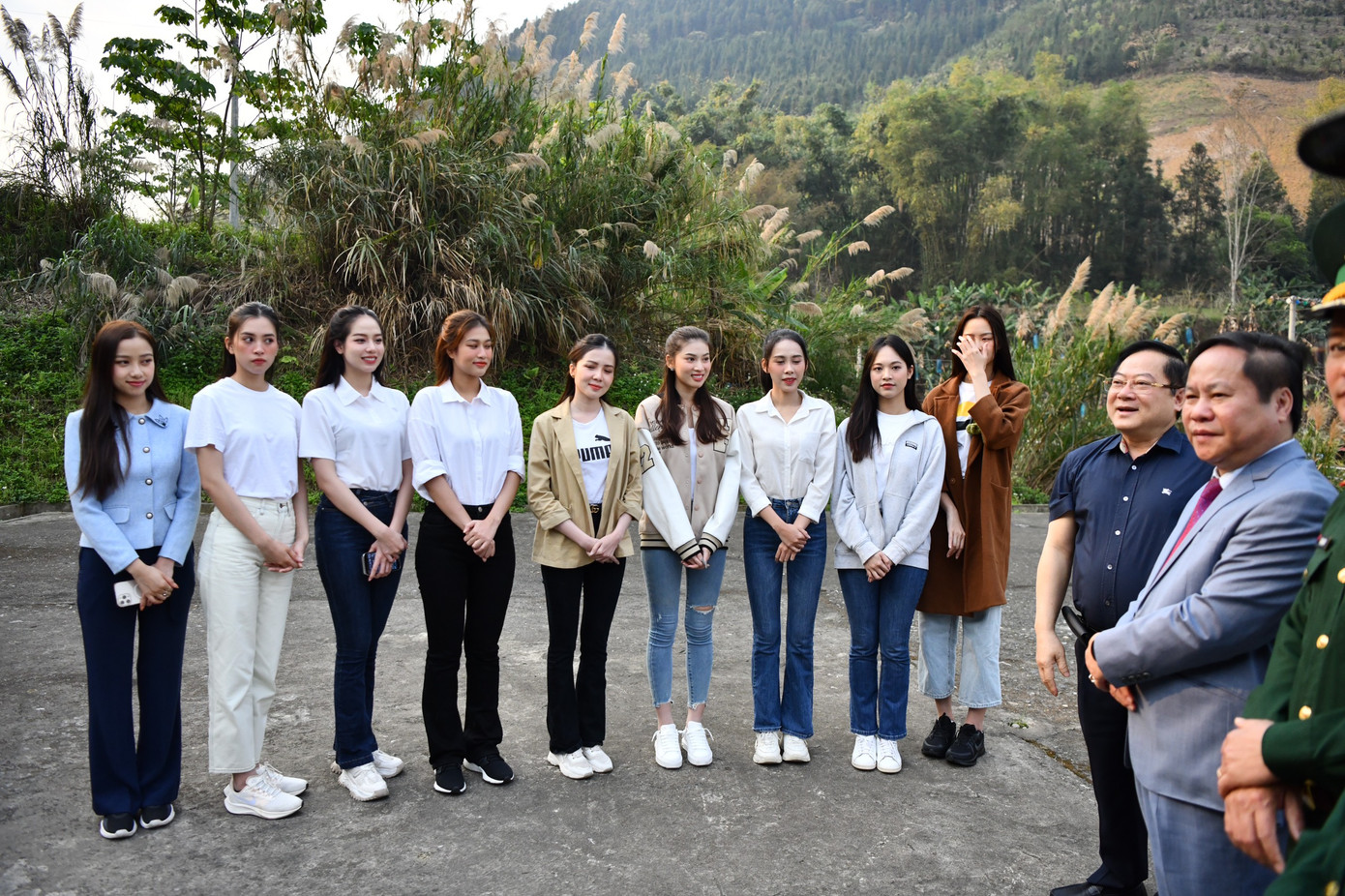 Tham dự chương trình còn có Hoa hậu Việt Nam 2018 Trần Tiểu Vy; Hoa hậu Việt Nam 2022 Huỳnh Thanh Thuỷ; Hoa hậu Liên lục địa 2022 Lê Nguyễn Bảo Ngọc; Hoa hậu Hòa bình Việt Nam 2022 Đoàn Thiên Ân; Á hậu 2 Hoa hậu Việt Nam 2020 Ngọc Thảo; Á hậu 1 Hoa hậu Việt Nam 2022 Trịnh Thuỳ Linh; Á hậu 2 Hoa hậu Việt Nam 2022 Ngọc Hằng; Người đẹp Nhân ái Hoa hậu Việt Nam 2022 Ngọc Mai; Hoa khôi Cần Thơ Huỳnh Thuý Vi.