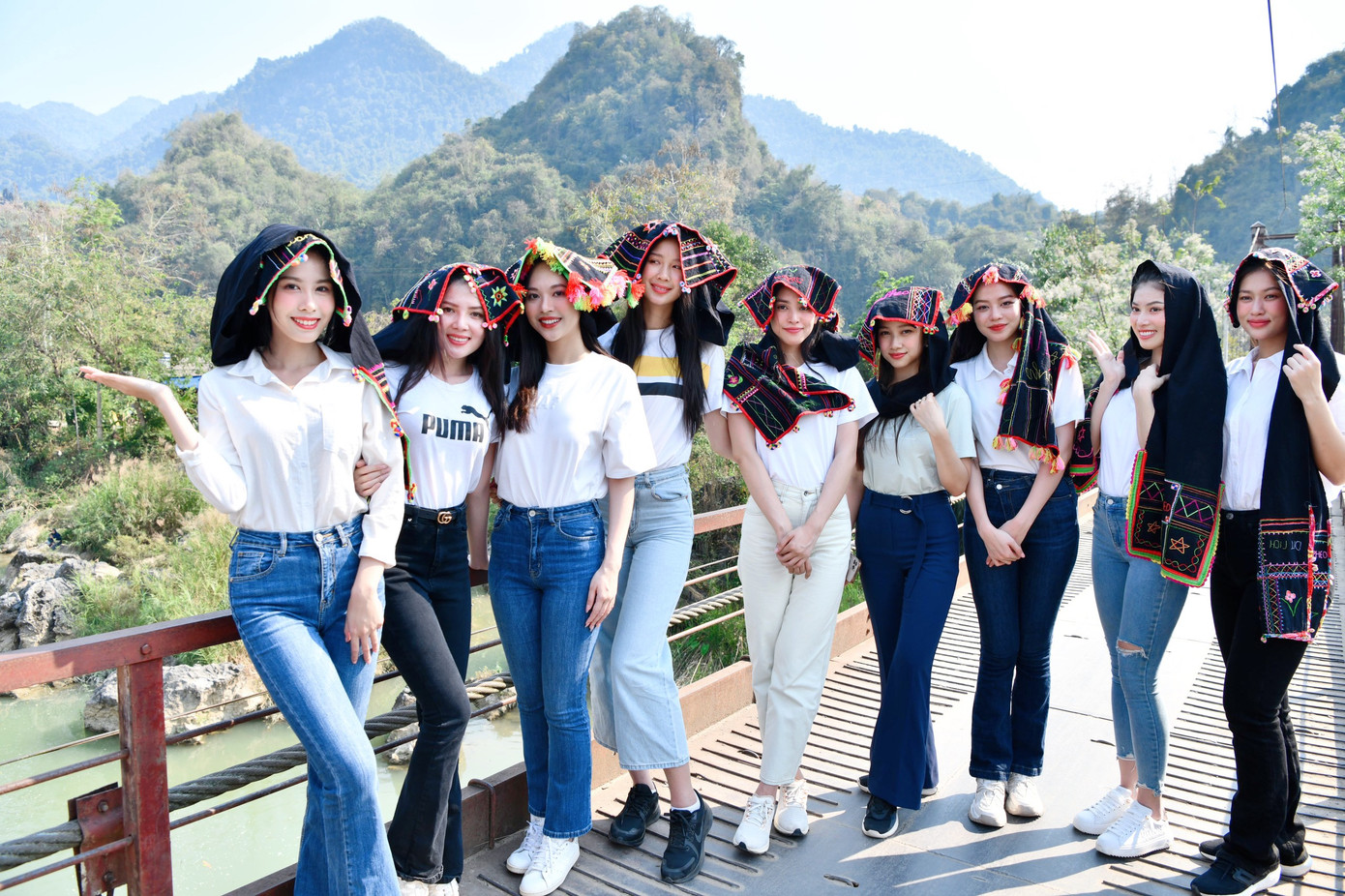 Các hoa hậu, á hậu và người đẹp thích thú khi được đội trên đầu chiếc khăn Piêu rực rỡ sắc màu của dân tộc Thái.