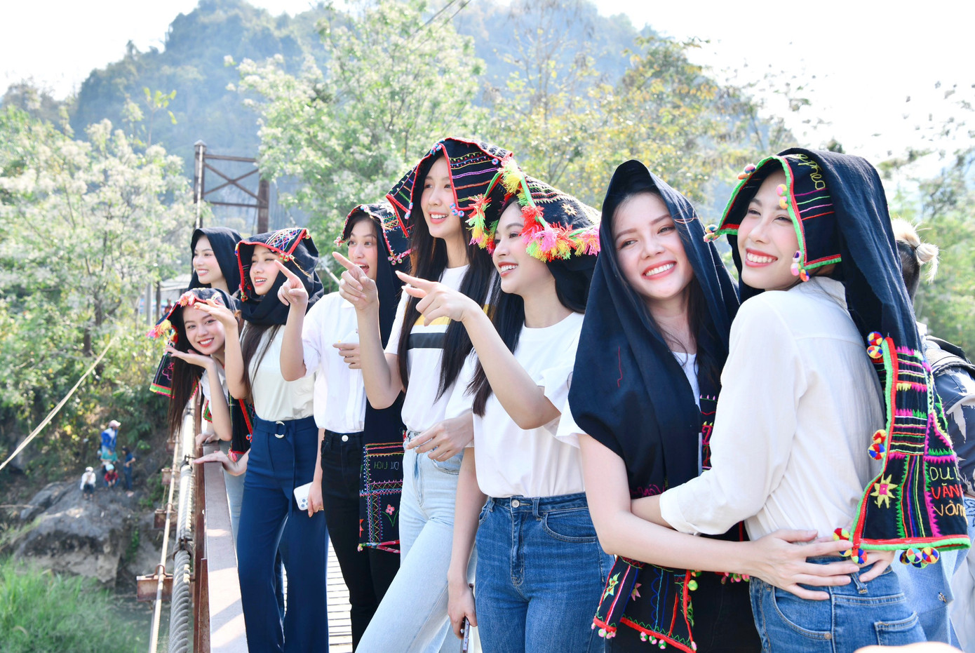 Đối với nhiều người đẹp, đây là lần đầu tiên họ được đội trên đầu chiếc khăn độc đáo của dân tộc Thái nên rất háo hức, thích thú.