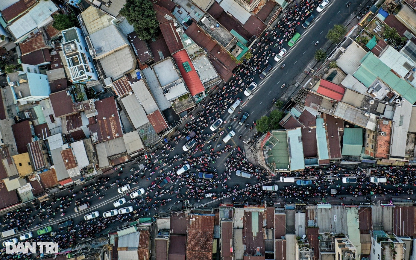 Ngoài ra, tại khu vực ngã 3 Bà Quẹo - góc đường Trường Chinh - Âu Cơ (quận Tân Bình) kẹt xe triền miên. Nguyên nhân do đoạn đường Trường Chinh khu vực này chưa được mở rộng, khiến các dòng xe chạy từ hướng ngã tư An Sương vào đến ngã tư Tân Kỳ - Tân Quý thường phải giảm tốc độ và dễ bị ùn ứ.