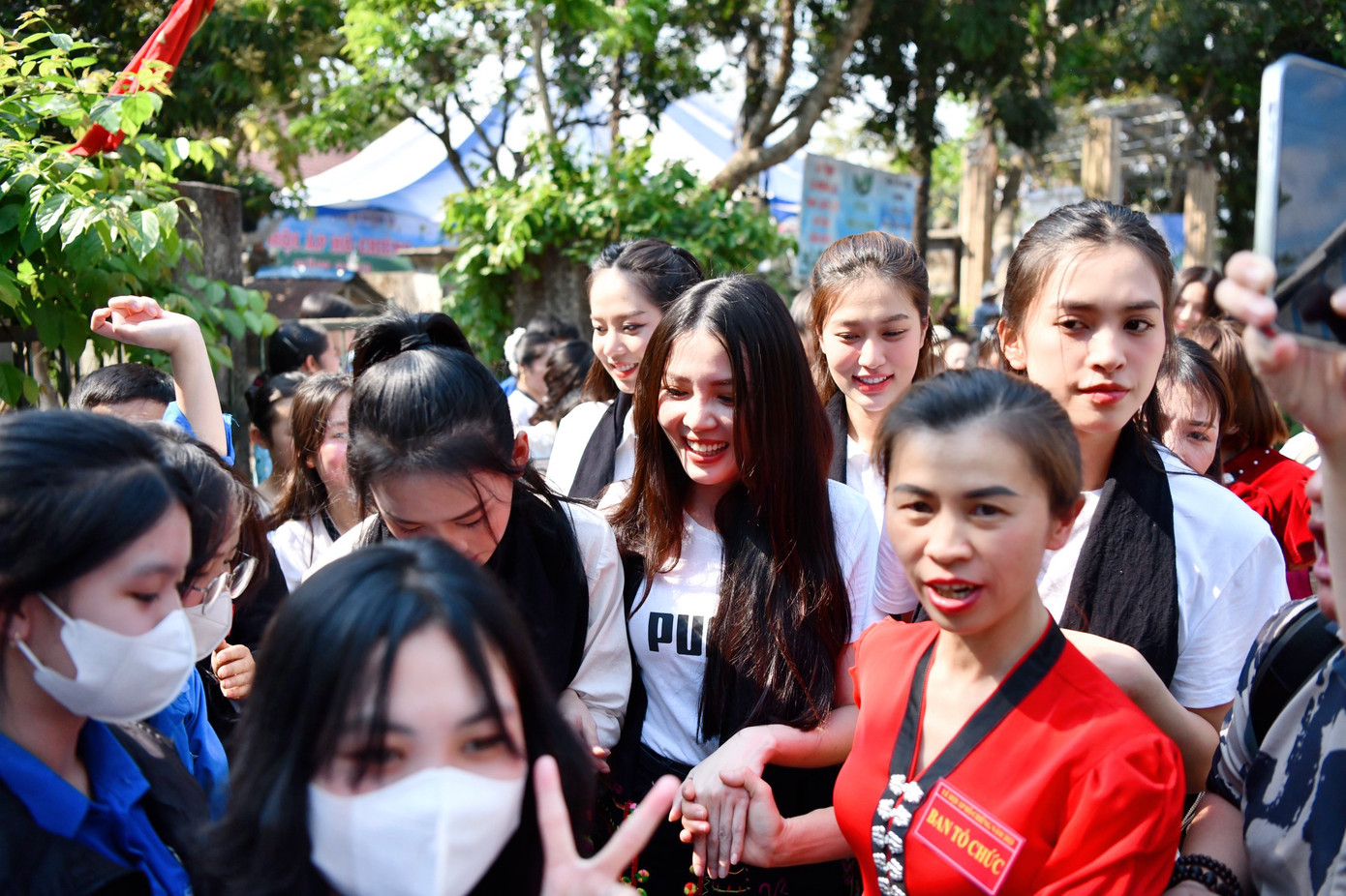 Các người đẹp nhận được sự chào đón nồng nhiệt của người dân địa phương khi tham gia sự kiện.