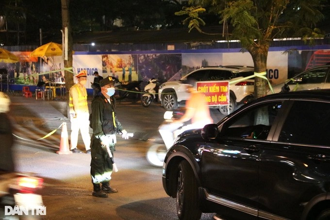 "Đây là tín hiệu đáng mừng, khi việc tuyên truyền xử lý các trường hợp vi phạm nồng độ cồn đã thay đổi được phần nào ý thức của người dân. Đa số người tham gia giao thông đã tuân thủ rất nghiêm túc việc không uống rượu bia trước khi điều khiển ô tô, xe máy. Trong các ca làm việc của chúng tôi, có những hôm còn không có trường hợp nào vi phạm, hoặc số lượng cũng chỉ đếm trên đầu ngón tay", Trung tá Nguyễn Đức Huấn chia sẻ.