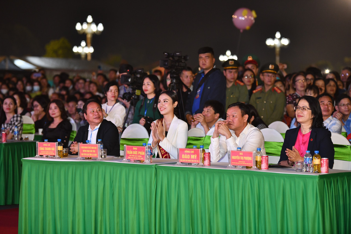 Các đại biểu thưởng thức chương trình nghệ thuật đặc sắc chào mừng Tiền Phong Marathon 2023.