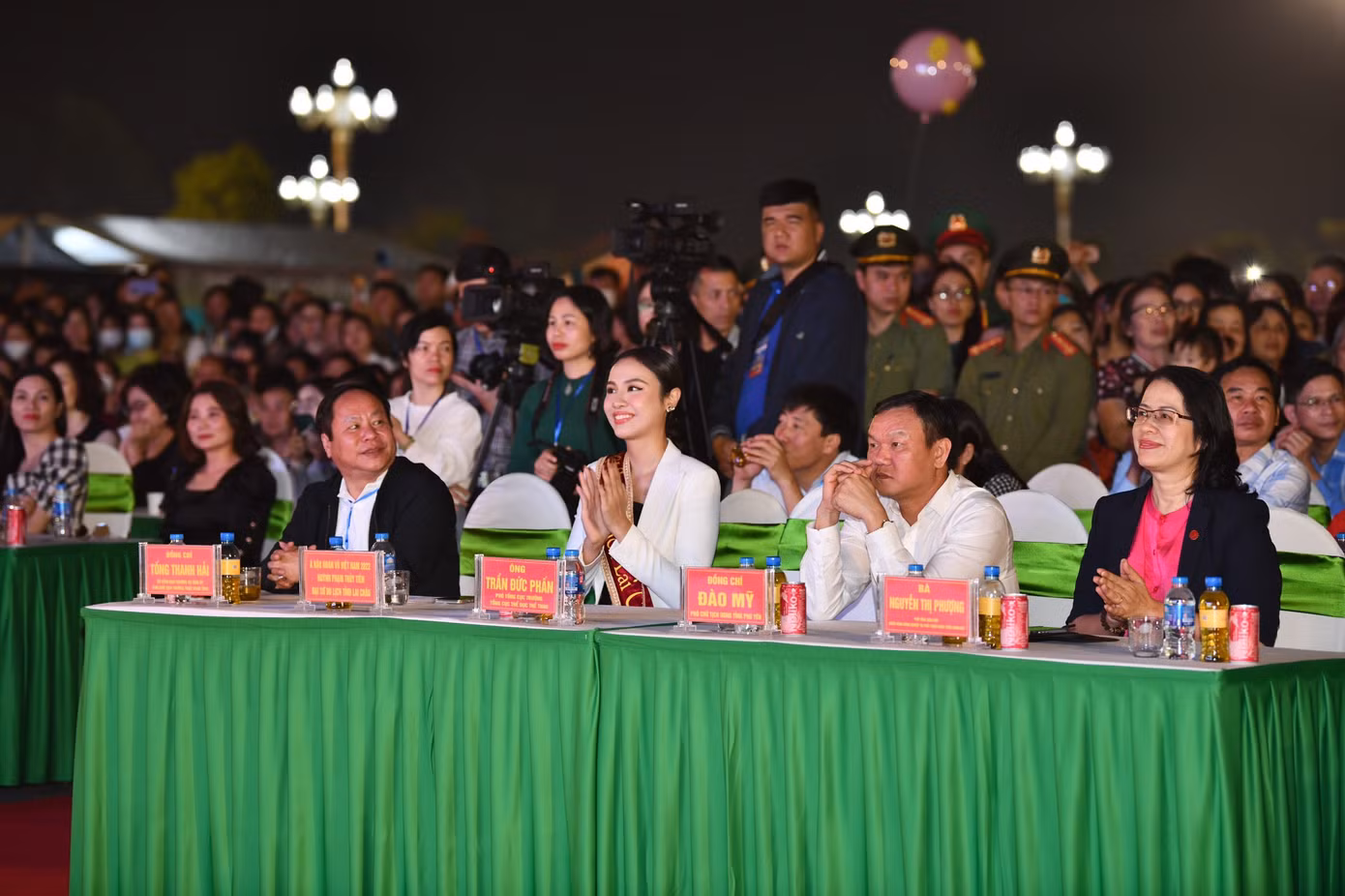 Các đại biểu thưởng thức chương trình nghệ thuật đặc sắc chào mừng Tiền Phong Marathon 2023. Các đại biểu thưởng thức chương trình nghệ thuật đặc sắc chào mừng Tiền Phong Marathon 2023.