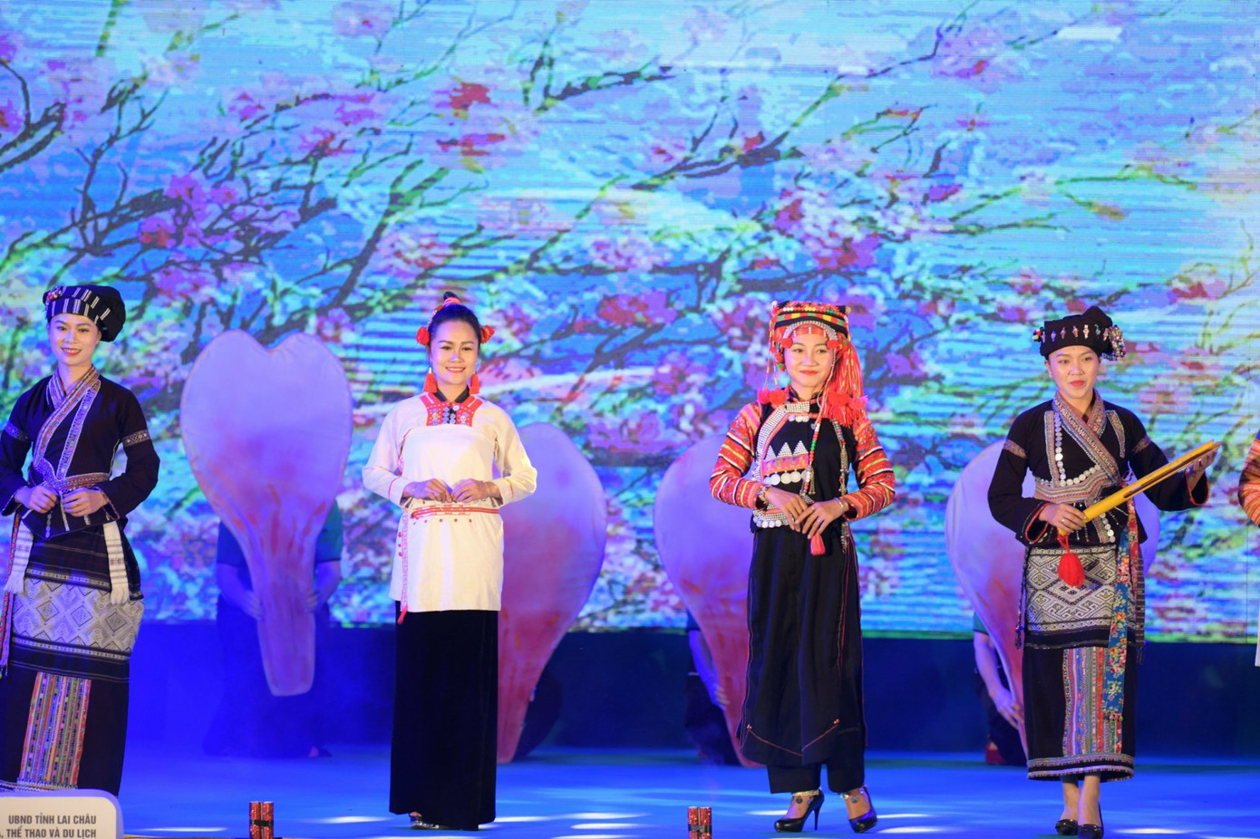 Vùng đất quần tụ 20 dân tộc anh em, trang phục truyền thống góp vào kho tàng độc đáo. Chẳng hạn người La Hủ là tà áo dài đến cổ chân. Cổ áo, nẹp ngực ống tay được thêu và trang điểm bằng các mảnh vải mầu, có đính thêm xu bạc, xu nhôm và các quả bông nhỏ. Chiếc quần của người Dao khâu được đặc biệt chăm chút với 13-14 hàng hoa văn khác nhau được thêu bằng bảy màu chỉ trên nền vải đen. Trang phục của người phụ nữ Mảng không quá cầu kỳ nhưng cũng có những quy định cụ thể...