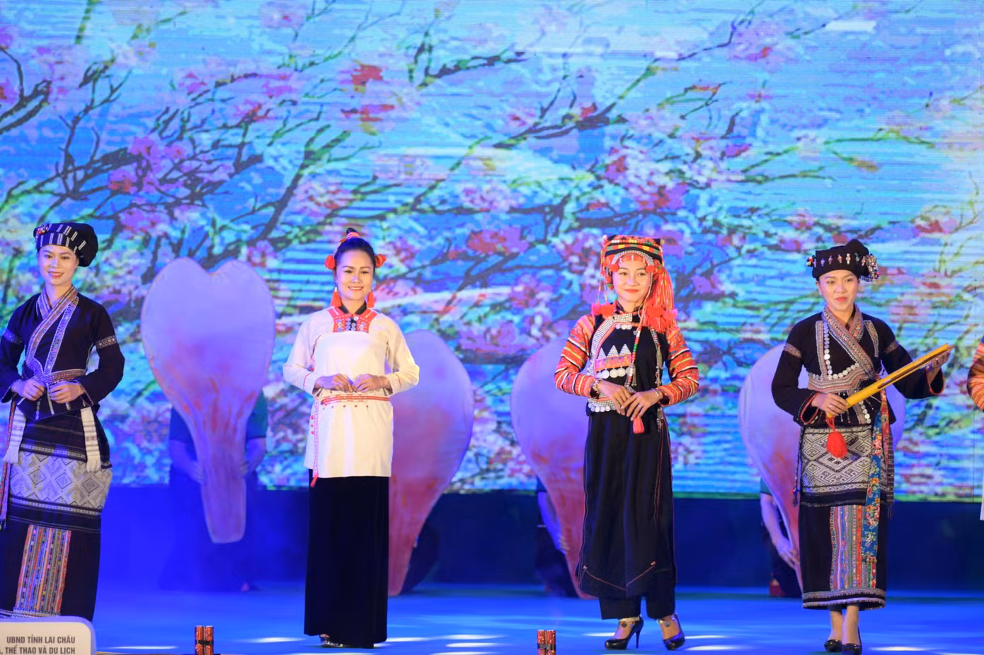 Vùng đất quần tụ 20 dân tộc anh em, trang phục truyền thống góp vào kho tàng độc đáo. Chẳng hạn người La Hủ là tà áo dài đến cổ chân. Cổ áo, nẹp ngực ống tay được thêu và trang điểm bằng các mảnh vải mầu, có đính thêm xu bạc, xu nhôm và các quả bông nhỏ. Chiếc quần của người Dao khâu được đặc biệt chăm chút với 13-14 hàng hoa văn khác nhau được thêu bằng bảy màu chỉ trên nền vải đen. Trang phục của người phụ nữ Mảng không quá cầu kỳ nhưng cũng có những quy định cụ thể... Vùng đất quần tụ 20 dân tộc anh em, trang phục truyền thống góp vào kho tàng độc đáo. Chẳng hạn người La Hủ là tà áo dài đến cổ chân. Cổ áo, nẹp ngực ống tay được thêu và trang điểm bằng các mảnh vải mầu, có đính thêm xu bạc, xu nhôm và các quả bông nhỏ. Chiếc quần của người Dao khâu được đặc biệt chăm chút với 13-14 hàng hoa văn khác nhau được thêu bằng bảy màu chỉ trên nền vải đen. Trang phục của người phụ nữ Mảng không quá cầu kỳ nhưng cũng có những quy định cụ thể...