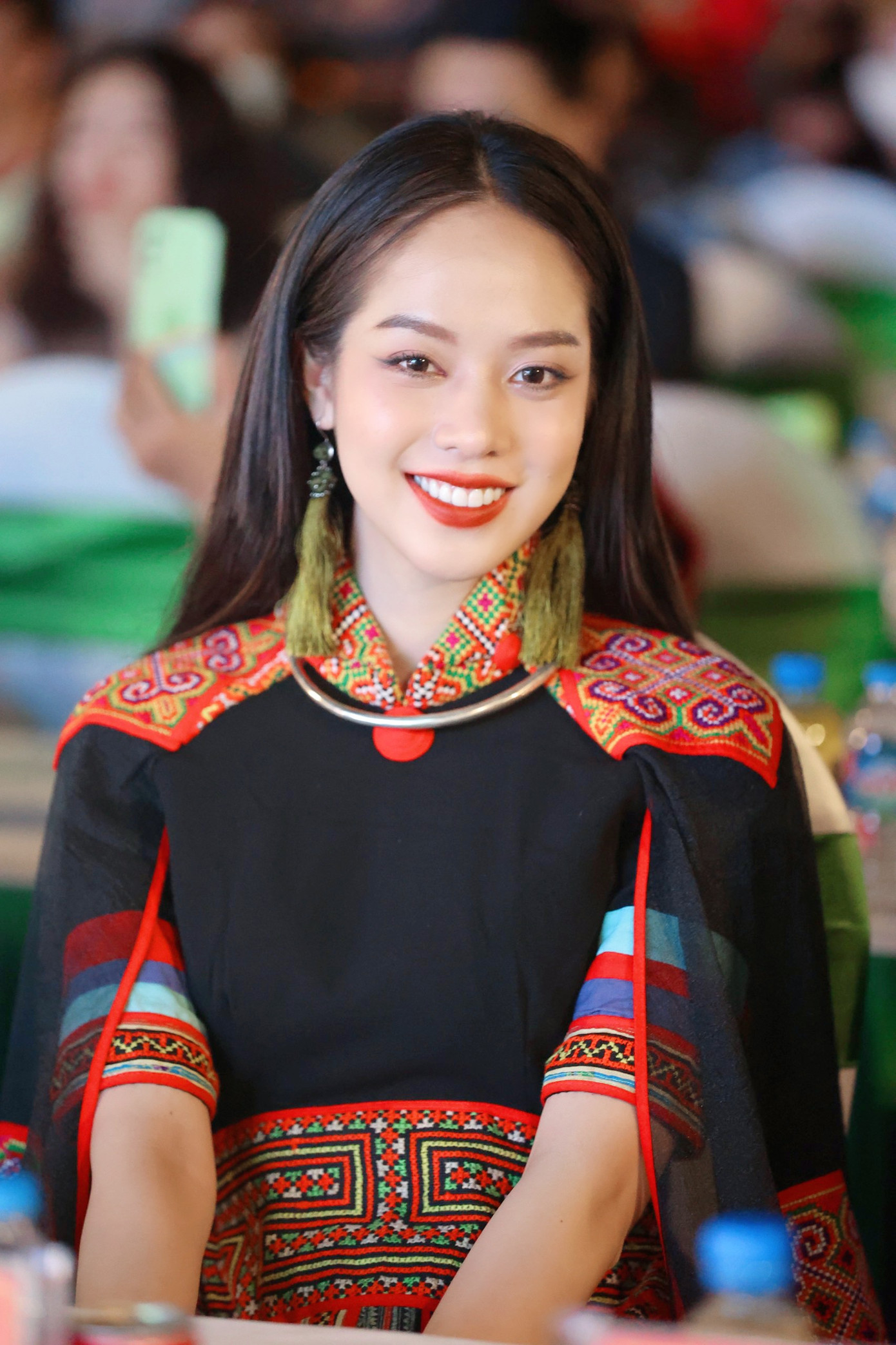 Hoa hậu Thanh Thủy duyên dáng trong bộ áo dài tông màu đen, điểm xuyết những hoạ tiết thổ cẩm độc đáo ở cầu vai và eo.