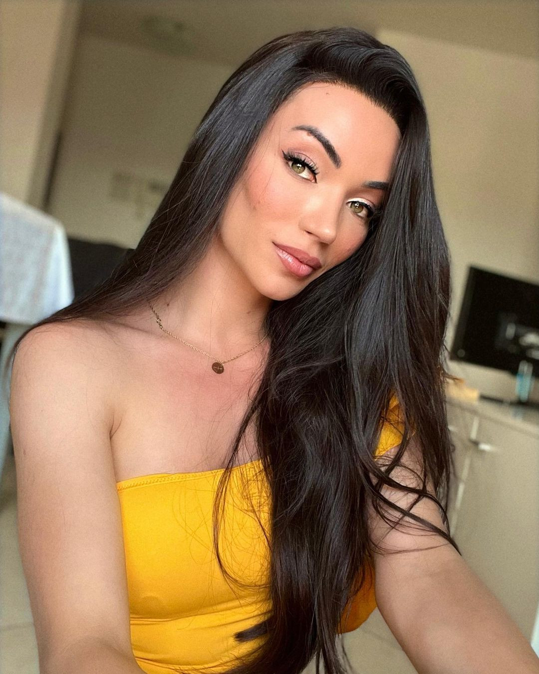 Người đẹp Brazil có tuổi thơ bất hạnh và khó khăn. Cô bị bắt nạt, kỳ thị và phải chuyển trường ba lần. Năm 13 tuổi, cô giấu gia đình, bắt đầu dùng thuốc để chuyển giới.