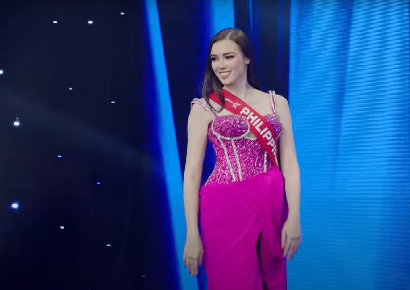 Annabelle Mcdonell trình diễn váy dạ hội trong bán kết Miss Charm 2023.