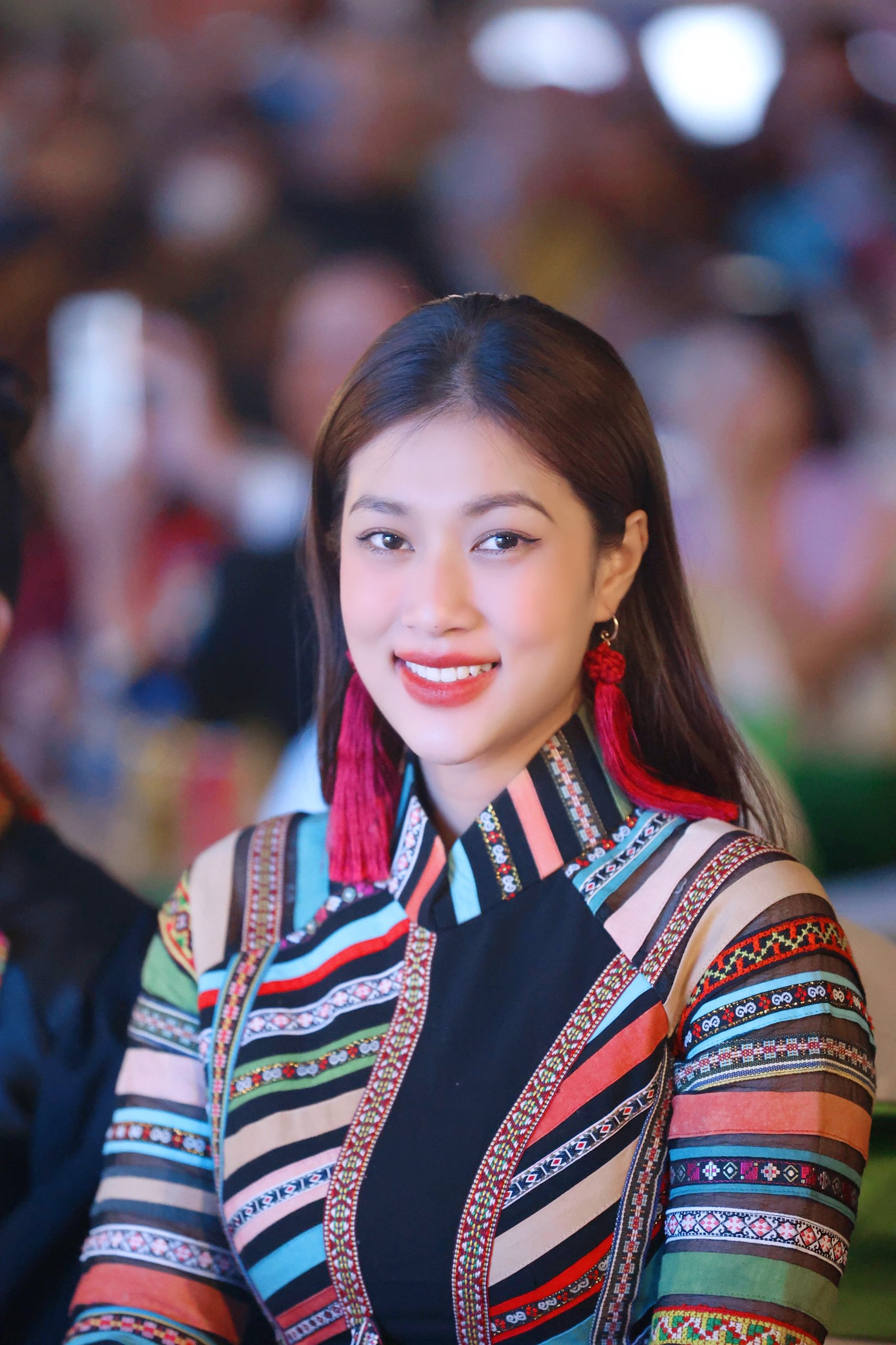 Hoa hậu Thiên Ân diện áo dài với những hoạ tiết được thêu cân xứng ở hai bên vạt áo. Các người đẹp sử dụng hoa tai có kiểu dáng lạ mắt để tôn lên nét đẹp của trang phục đậm bản sắc văn hoá.