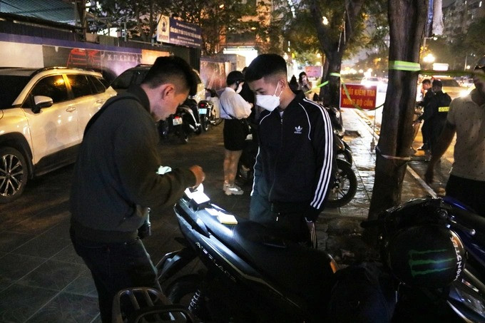 Trung tá Nguyễn Đức Huấn cho biết, ngoài việc kiểm tra nồng độ cồn, tổ công tác còn tiến hành dừng xe, kiểm tra hành chính đối với một số trường hợp vi phạm khác như không đội mũ bảo hiểm, đi sai làn đường, chở quá số người quy định.