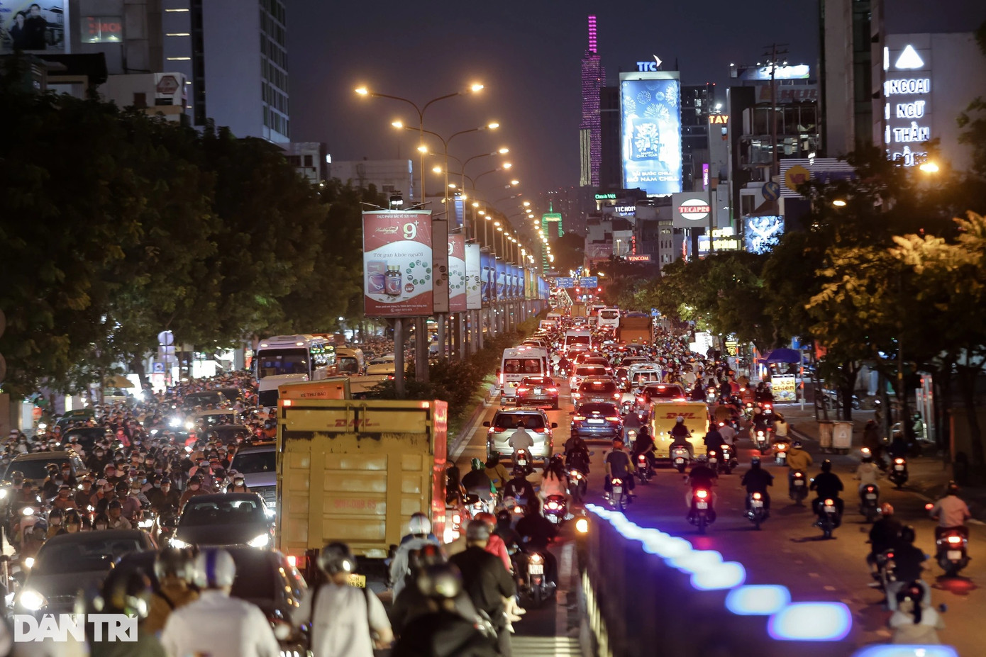 Đường Cộng Hòa từ mũi tàu Trường Chinh đến vòng xoay Lăng Cha Cả dài hơn 3km, trên tuyến có hai cầu vượt thép tại ngã tư Cộng Hòa - Hoàng Hoa Thám và cầu vượt tại Lăng Cha Cả. Đây là tuyến đường huyết mạch từ cửa ngõ Tây Bắc dẫn vào trung tâm thành phố và sân bay Tân Sơn Nhất. Thời gian gần đây tuyến đường này gánh áp lực giao thông rất lớn nên thường xuyên xảy ra tình trạng ùn xe vào buổi sáng và chiều tối.