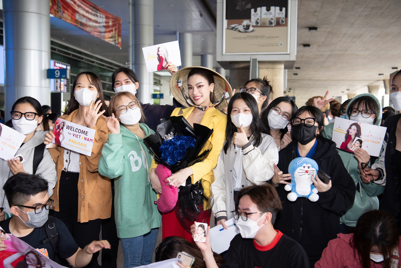 Dàn người đẹp Thái Lan được fan Việt tặng nón lá và xin chữ ký, chụp ảnh lưu niệm tại sân bay.