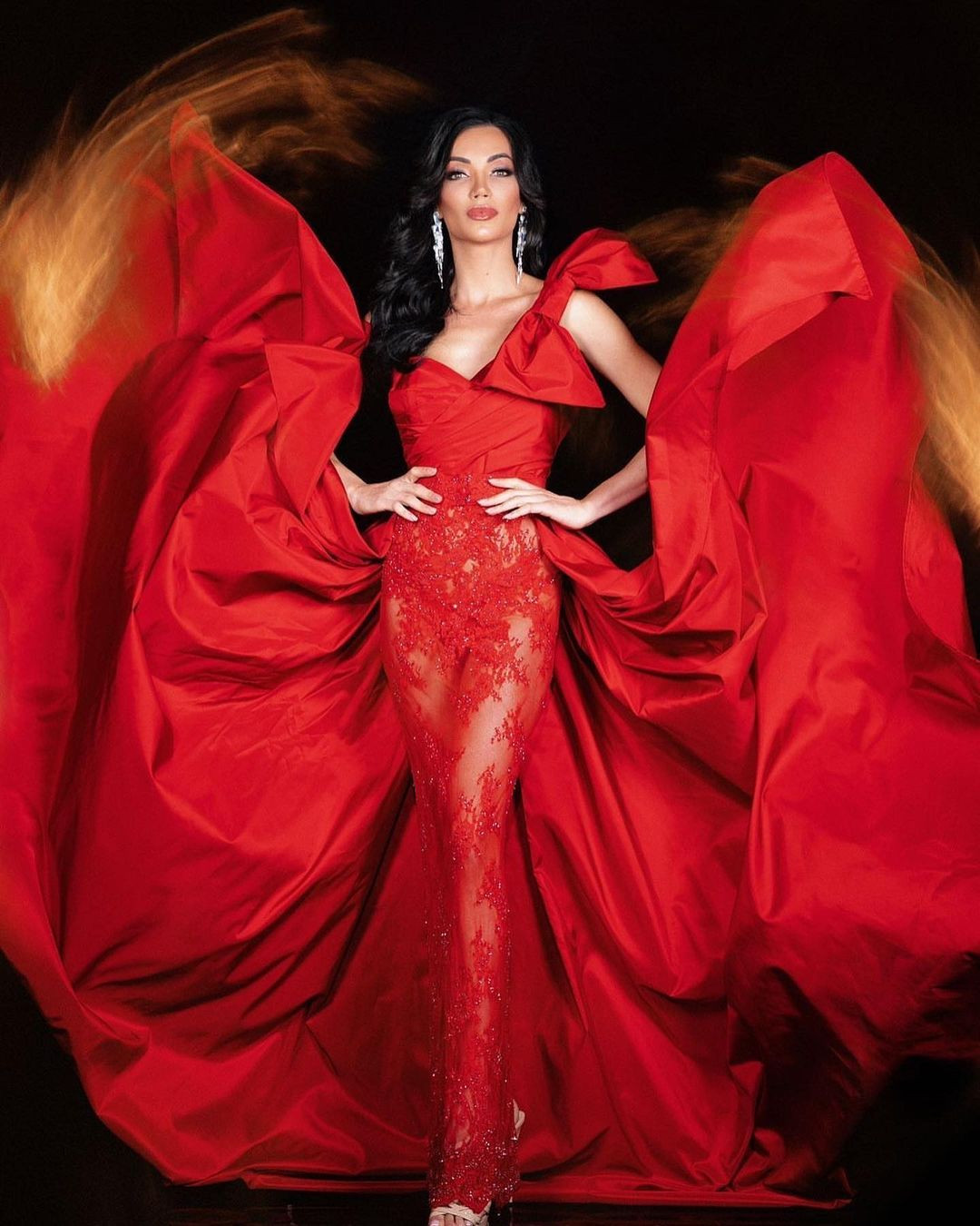 Vượt qua sự kỳ thị của xã hội, Victoria tập trung trau dồi bản thân. Cô tích cực tập thể thao nên sở hữu hình thể săn chắc, quyến rũ. Người đẹp cũng đi nhiều nơi trên thế giới để tìm kiếm cơ hội phát triển bản thân.