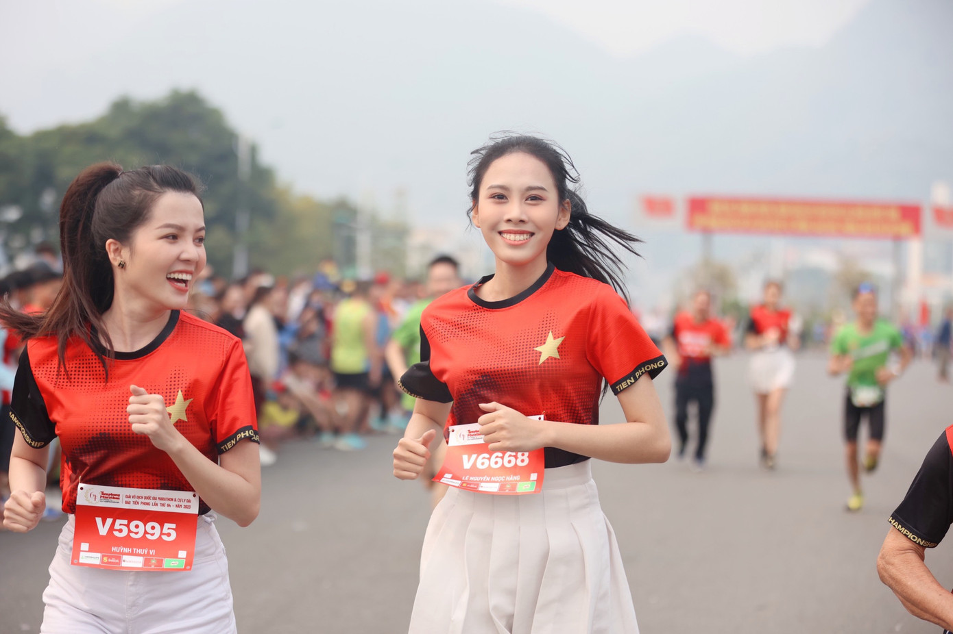 Hoa khôi Thuý Vi, Á hậu Ngọc Hằng chia sẻ khoảnh khắc sảng khoái trên đường chạy Tiền Phong Marathon 2023.
