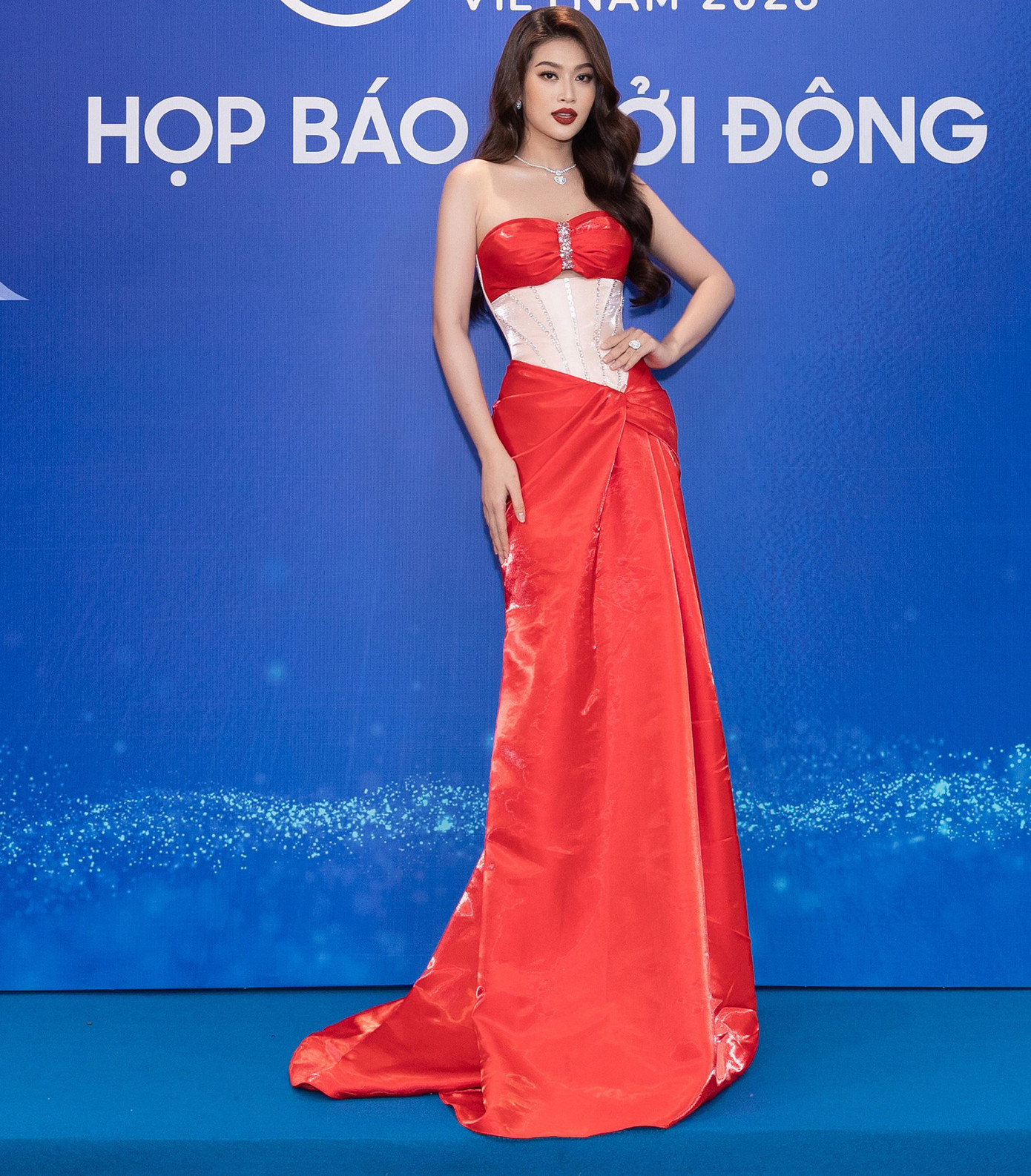 Hoa hậu Thiên Ân diện váy cut-out tông màu đỏ nổi bật, sang trọng.