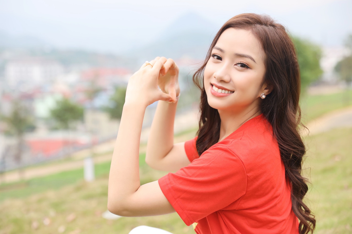 Người đẹp Nhân ái Ngọc Mai tích cực tham gia các hoạt động của Tiền Phong Marathon 2023. Trước đó, Ngọc Mai có mặt từ sớm tại Lai Châu để chuẩn bị cho giải Tiền Phong Marathon 2023. Không chỉ là Đại sứ của Tiền Phong Marathon 2023, Nguyễn Ngọc Mai còn tham gia chạy cự ly 5km. Để sẵn sàng cho thử thách ở Lai Châu, Người đẹp Nhân ái, Top 5 Hoa hậu Việt Nam 2022 đã chinh phục thành công Tả Liên Sơn, đỉnh núi cao 2.996m của tỉnh Lai Châu.