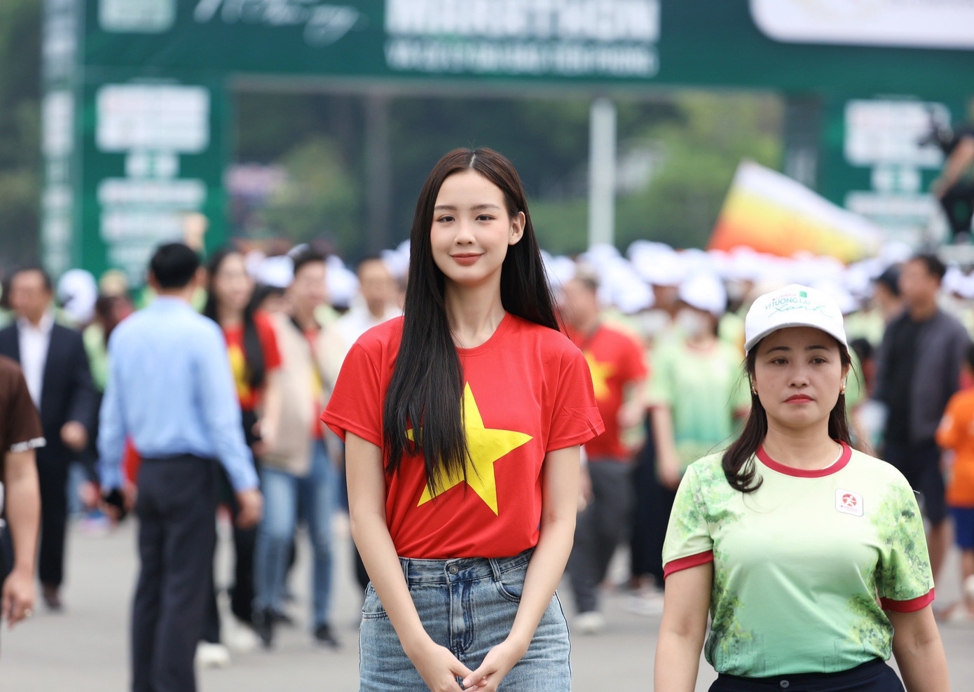 Tham gia buổi Lễ thượng cờ Tổ quốc sáng nay có Hoa hậu Việt Nam 2018 Trần Tiểu Vy; Hoa hậu Việt Nam 2022 Huỳnh Thanh Thủy; Hoa hậu Liên lục địa 2022 Lê Nguyễn Bảo Ngọc; Hoa hậu Hòa bình Việt Nam 2022 Đoàn Thiên Ân; Á hậu 2 Hoa hậu Việt Nam 2020 Ngọc Thảo; Á hậu 1 Hoa hậu Việt Nam 2022 Trịnh Thuỳ Linh; Á hậu 2 Hoa hậu Việt Nam 2022 Ngọc Hằng; Người đẹp Nhân ái Hoa hậu Việt Nam 2022 Ngọc Mai; Hoa khôi Cần Thơ Huỳnh Thuý Vi.