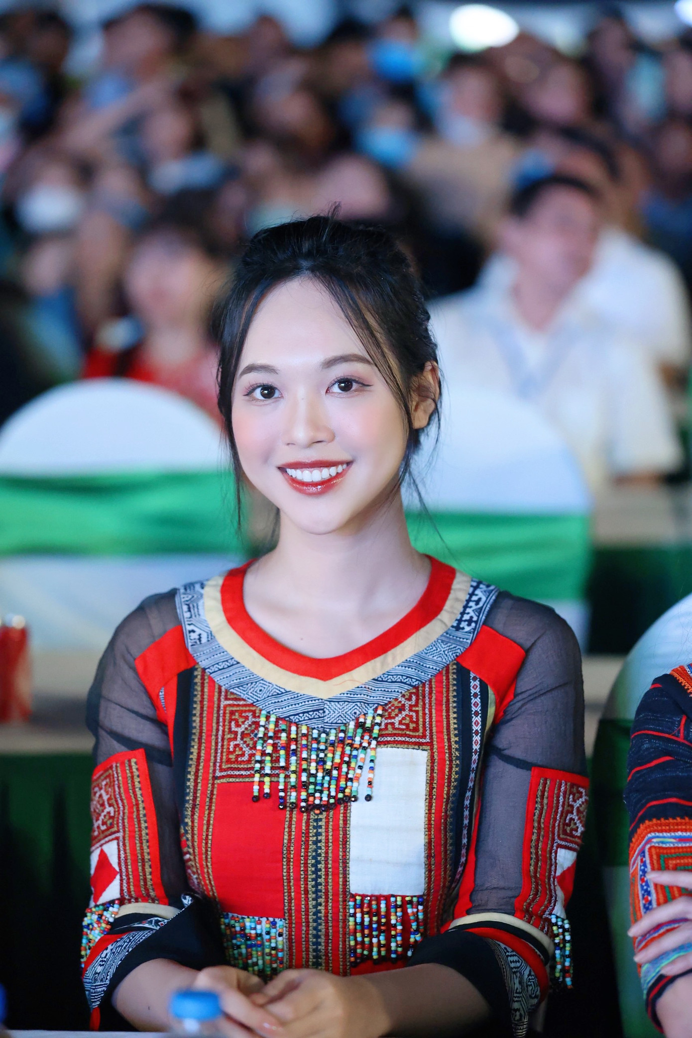 Á hậu Thuỳ Linh chia sẻ cảm xúc háo hức khi lần đầu tiên được khoác lên mình trang phục hoạ tiết thổ cẩm.