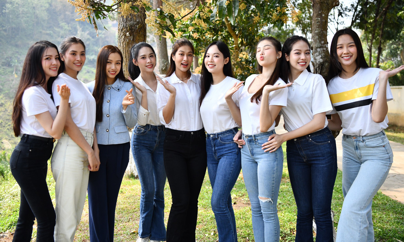 Các người đẹp diện trang phục giản dị, năng động. Trong số họ, nhiều người lần đầu đặt chân tới mảnh đất Lai Châu. Dàn người đẹp bày tỏ sự háo hức, thích thú với cảnh đẹp hùng vĩ của mảnh đất biên cương địa đầu Tổ quốc.