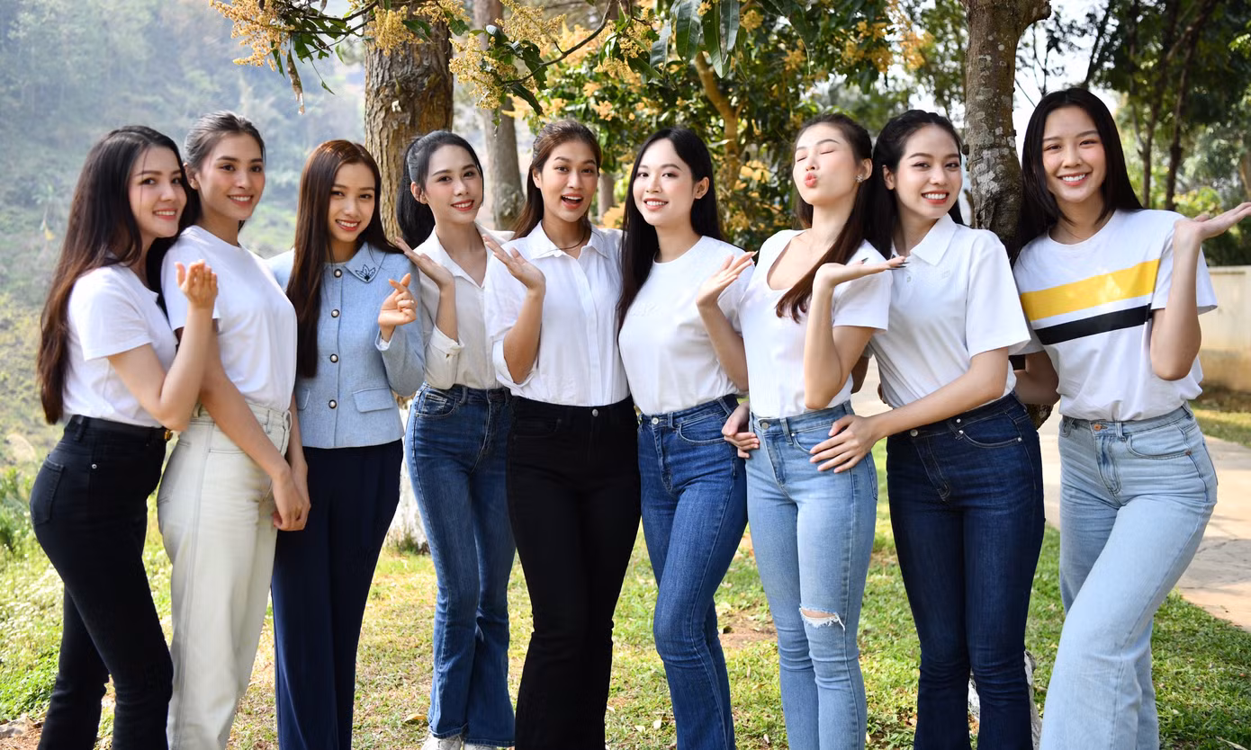 Các người đẹp diện trang phục giản dị, năng động. Trong số họ, nhiều người lần đầu đặt chân tới mảnh đất Lai Châu. Dàn người đẹp bày tỏ sự háo hức, thích thú với cảnh đẹp hùng vĩ của mảnh đất biên cương địa đầu Tổ quốc.