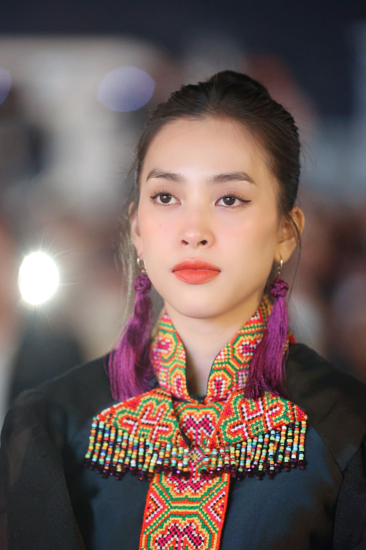 Hoa hậu Tiểu Vy nền nã, xinh đẹp với trang phục có hoạ tiết thổ cẩm độc đáo ở phần cổ áo.