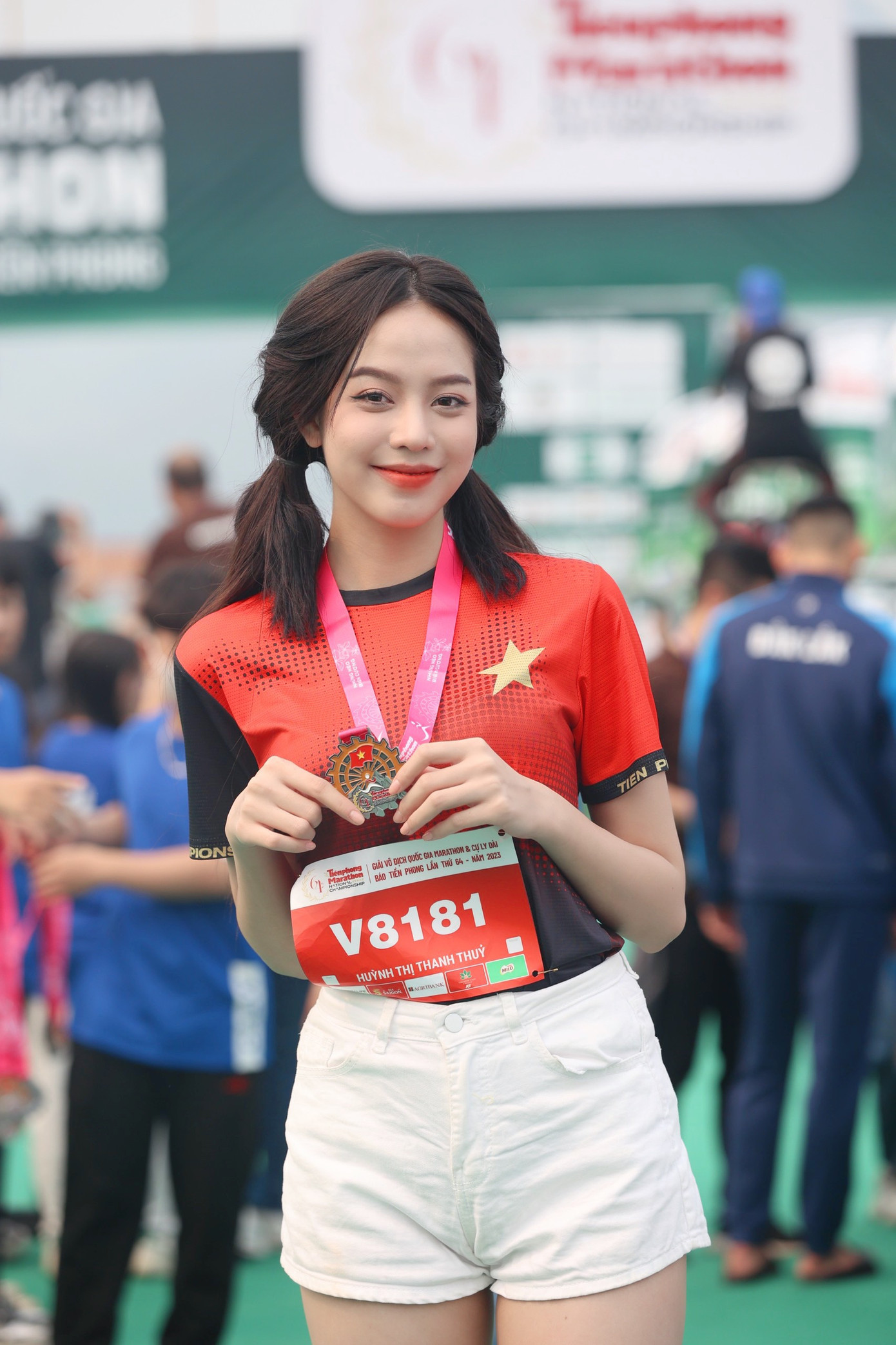 Hoa hậu Thanh Thuỷ hào hứng sau khi về đích. Cô ghi điểm với vẻ ngoài dịu dàng, trẻ trung.