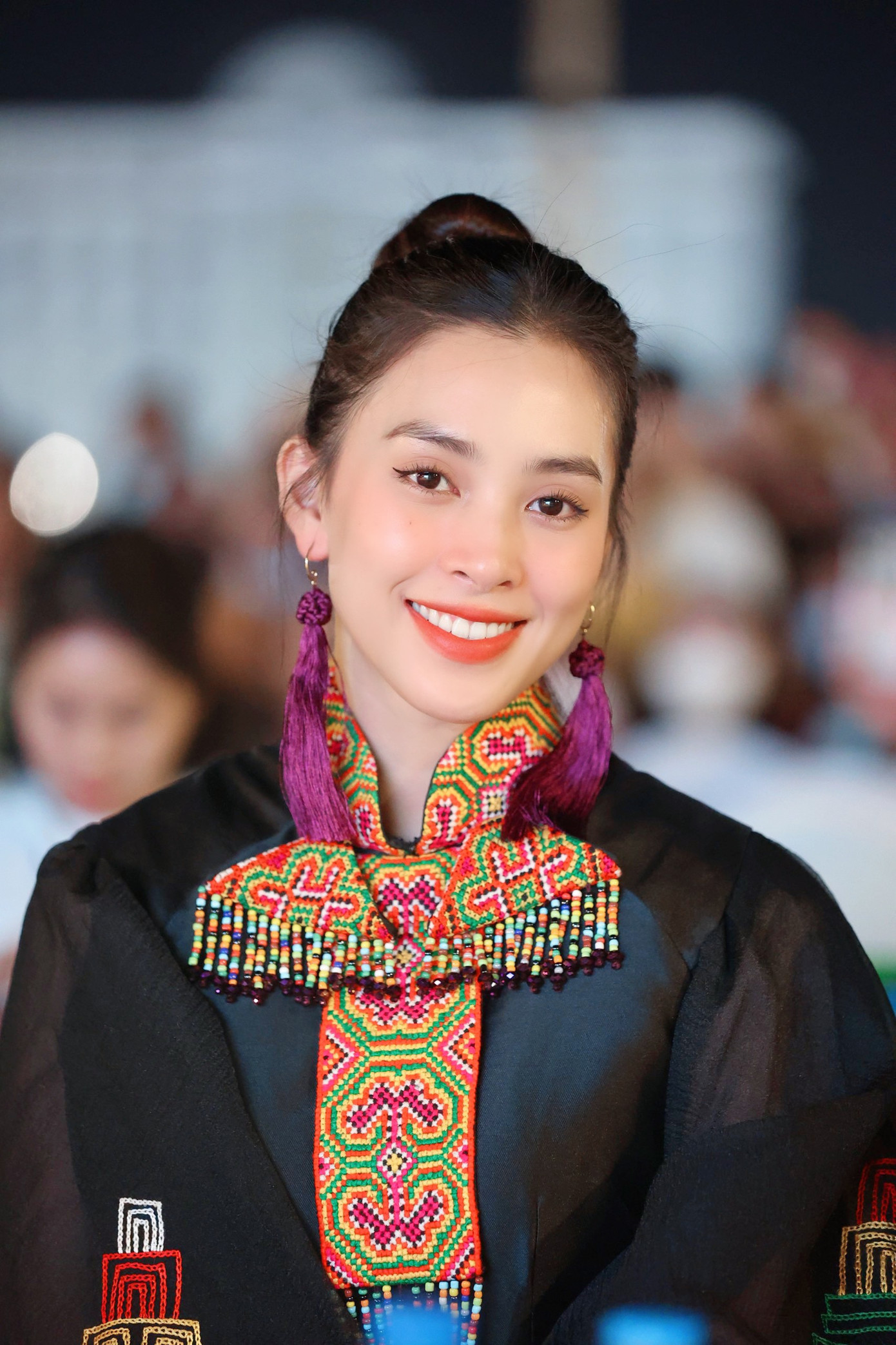 Hoa hậu Tiểu Vy nền nã, xinh đẹp với trang phục có hoạ tiết thổ cẩm độc đáo ở phần cổ áo.