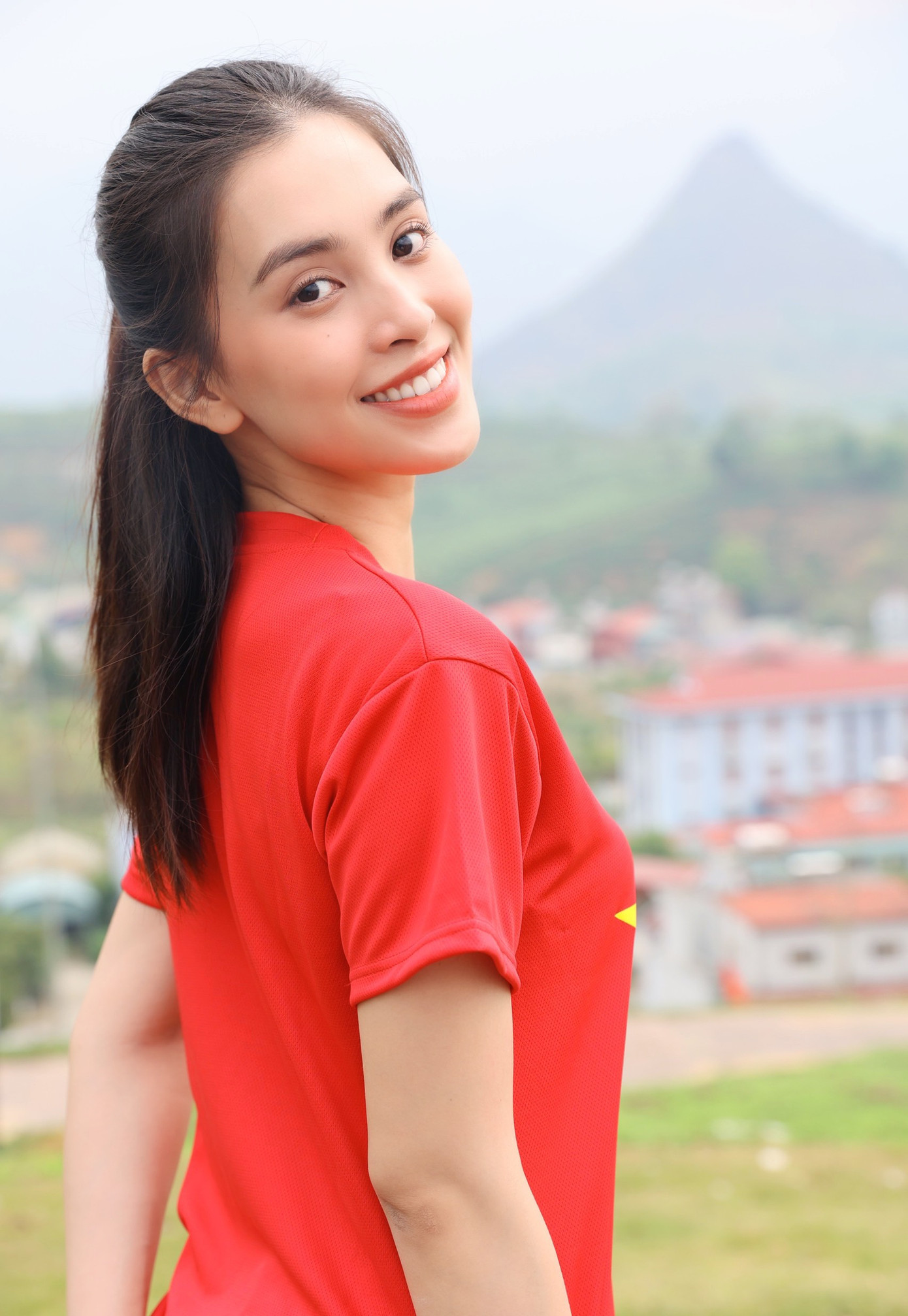 Hoa hậu Việt Nam 2018 Trần Tiểu Vy rạng rỡ giữa đất trời Lai Châu. Đăng quang đã 5 năm, Tiểu Vy được đánh giá là hoa hậu có nhiều hoạt động thiết thực cho cộng đồng.