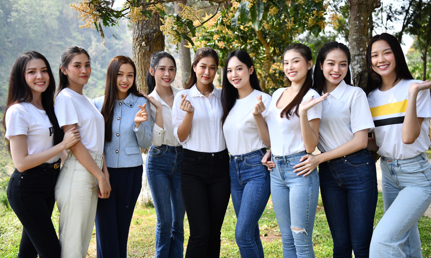 Các người đẹp diện trang phục giản dị, năng động. Trong số họ, nhiều người lần đầu đặt chân tới mảnh đất Lai Châu. Dàn người đẹp bày tỏ sự háo hức, thích thú với cảnh đẹp hùng vĩ của mảnh đất biên cương địa đầu Tổ quốc.