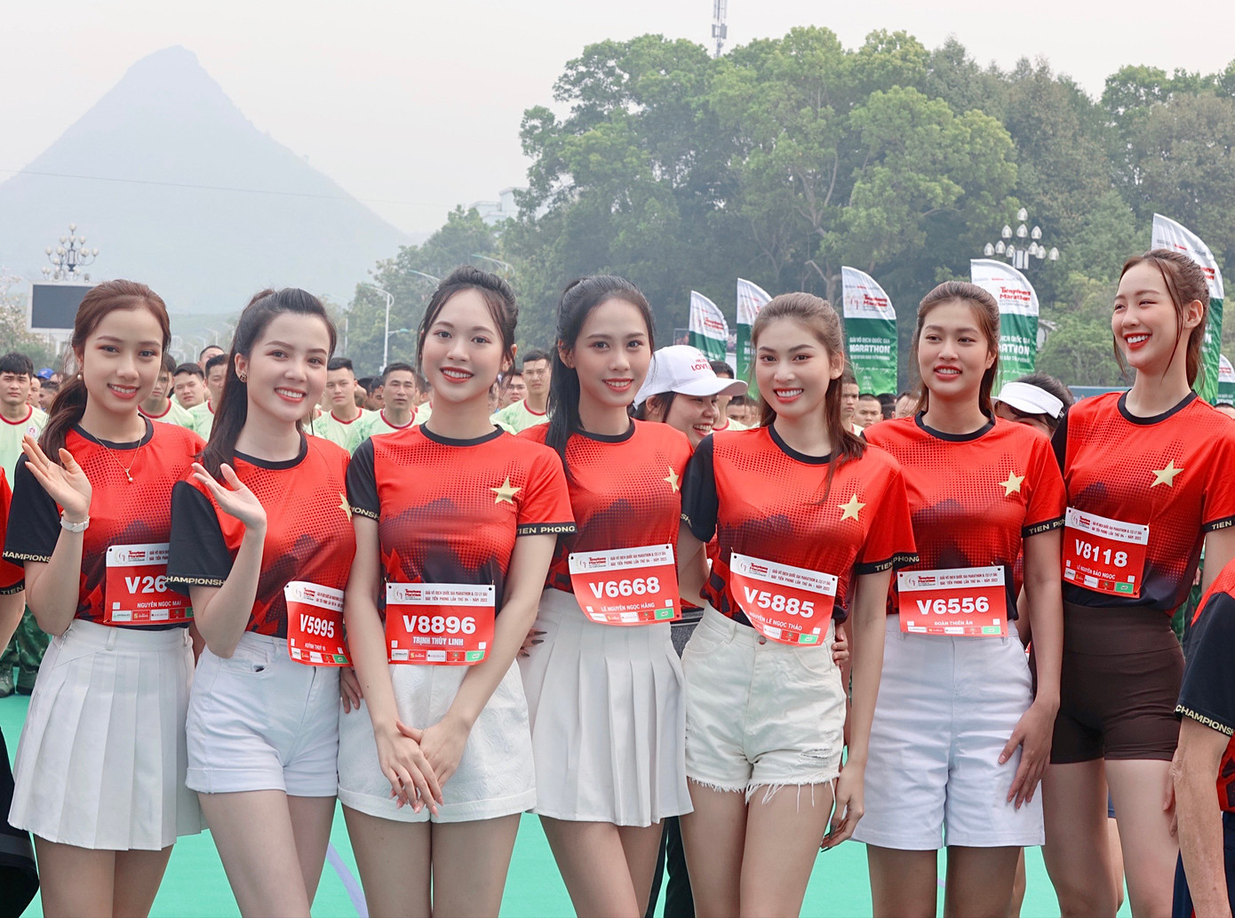 Sáng 26/3, Hoa hậu Việt Nam 2018 Trần Tiểu Vy; Hoa hậu Việt Nam 2022 Huỳnh Thanh Thuỷ; Hoa hậu Liên lục địa 2021 Lê Nguyễn Bảo Ngọc; Hoa hậu Hoà bình Việt Nam 2022 Đoàn Thiên Ân; Á hậu Hoa hậu Việt Nam 2020 Ngọc Thảo; Á hậu Hoa hậu Việt Nam 2022 Trịnh Thuỳ Linh; Á hậu Hoa hậu Việt Nam 2022 Ngọc Hằng; Người đẹp Nhân ái Hoa hậu Việt Nam 2022 Ngọc Mai; Hoa khôi Huỳnh Thuý Vi cùng tham dự lễ khai mạc giải Tiền Phong Marathon 2023.