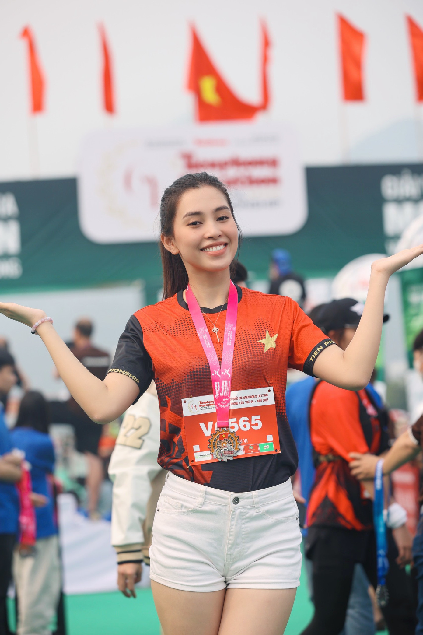 Hoa hậu Tiểu Vy khoe vẻ năng động, rạng rỡ với huy chương của Tiền Phong Marathon 2023.