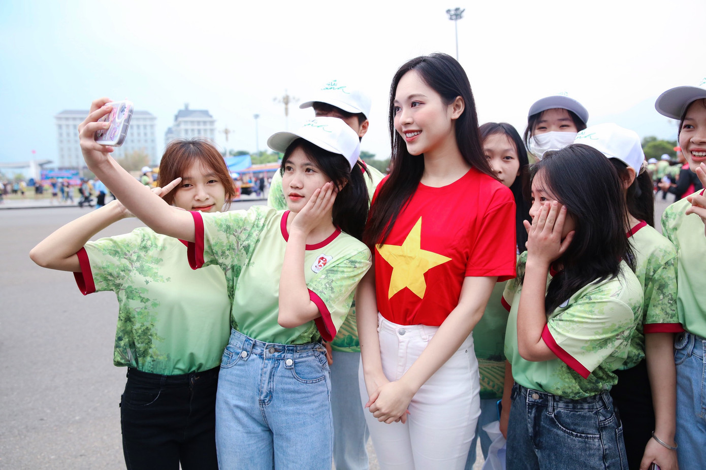 Sự xuất hiện của các hoa hậu, á hậu trong thời gian diễn ra giải chạy Tiền Phong Marathon 2023 ở Lai Châu thu hút sự chú ý của khách du lịch và các vận động viên.