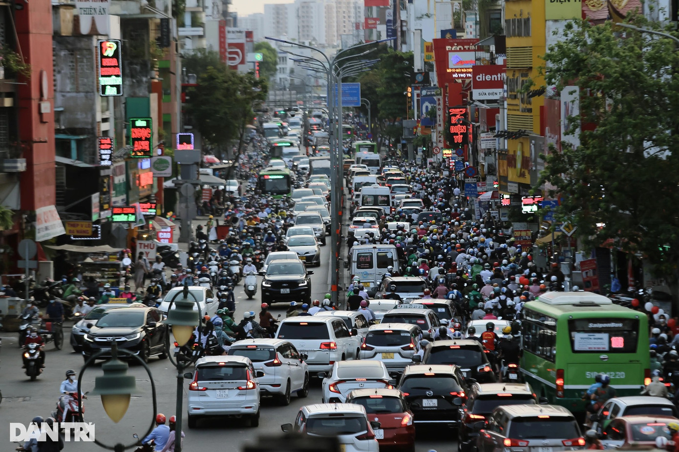 Ngoài ra các tuyến đường kết nối với trục đường Cộng Hòa như Hoàng Hoa Thám, Út Tịch, Hoàng Văn Thụ và khu vực vòng xoay Lăng Cha Cả... cũng xảy ra tình trạng kẹt xe vào các khung giờ cao điểm.