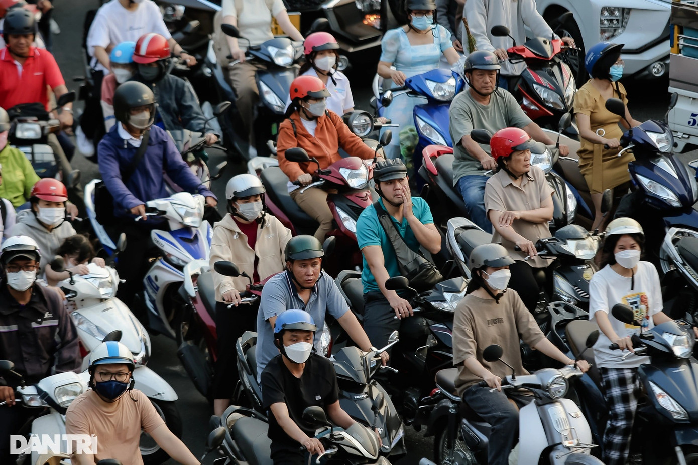 Tuyến đường Trường Chinh, Cộng Hòa là trục đường chính để vào trung tâm thành phố nên các phương tiện từ quận 12, Hóc Môn, An Sương… đều đổ dồn về khu vực "mũi tàu" Trường Chinh rồi rẽ vào đường Cộng Hòa. Tuy nhiên do khu vực này có nút thắt cổ chai nên khiến hàng nghìn phương tiện ùn ứ tại đây và tạo áp lực giao thông lớn lên khu vực này.