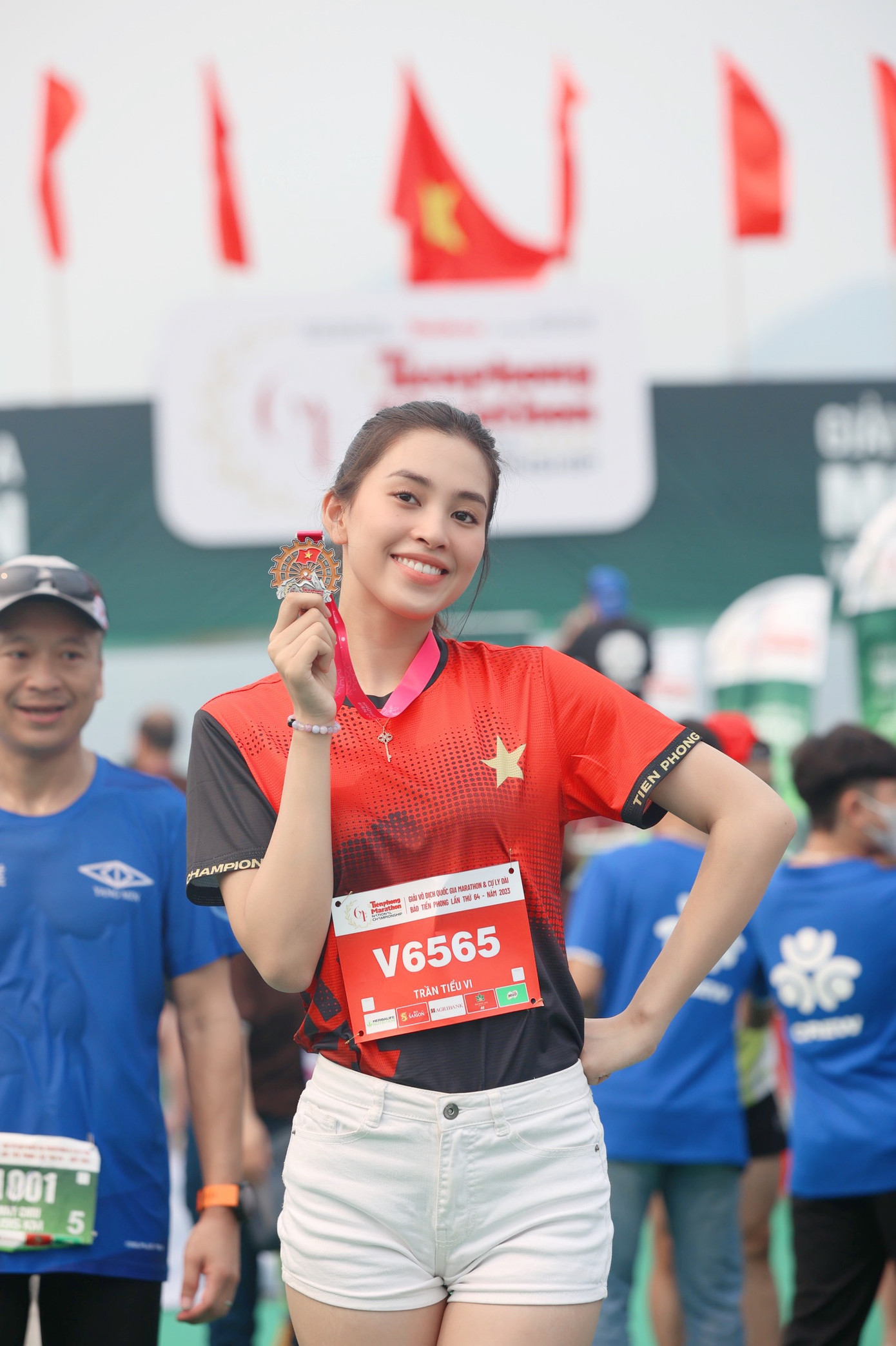 Hoa hậu Tiểu Vy khoe vẻ năng động, rạng rỡ với huy chương của Tiền Phong Marathon 2023.